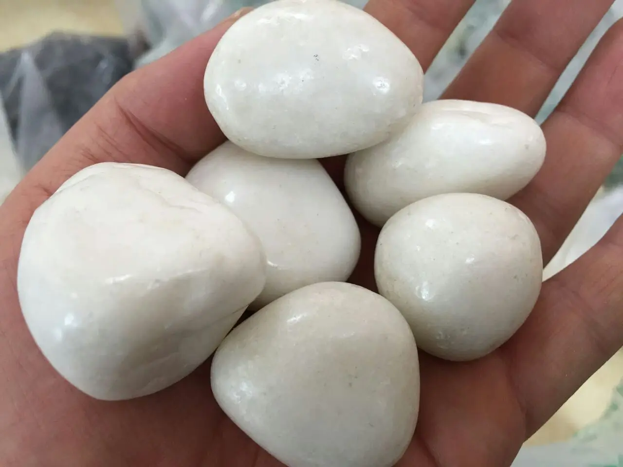 High Quality Wholesale Natural Versatile High Polished White Pebbles For Decoration Or Paving Material