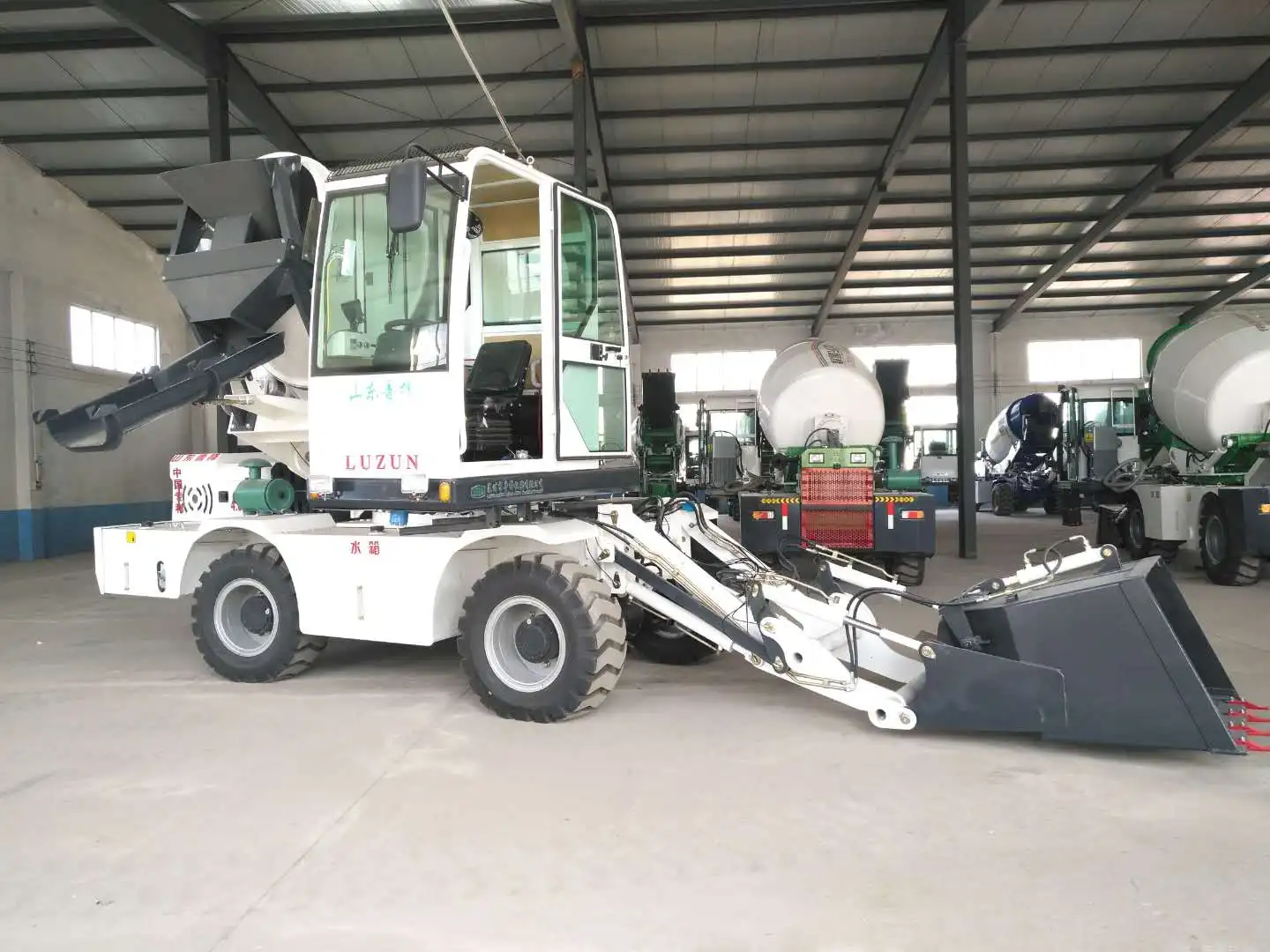 LUZUN integrated 4cbm output diesel engine self loading concrete mixer truck