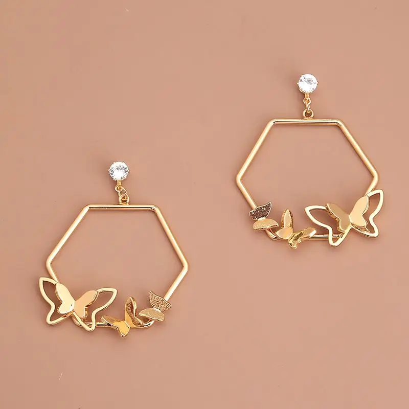 Hot Sale Metal Shell Discs Handmade White Pearl Earrings New Fashion Alloy Europe And America Earrings for Women