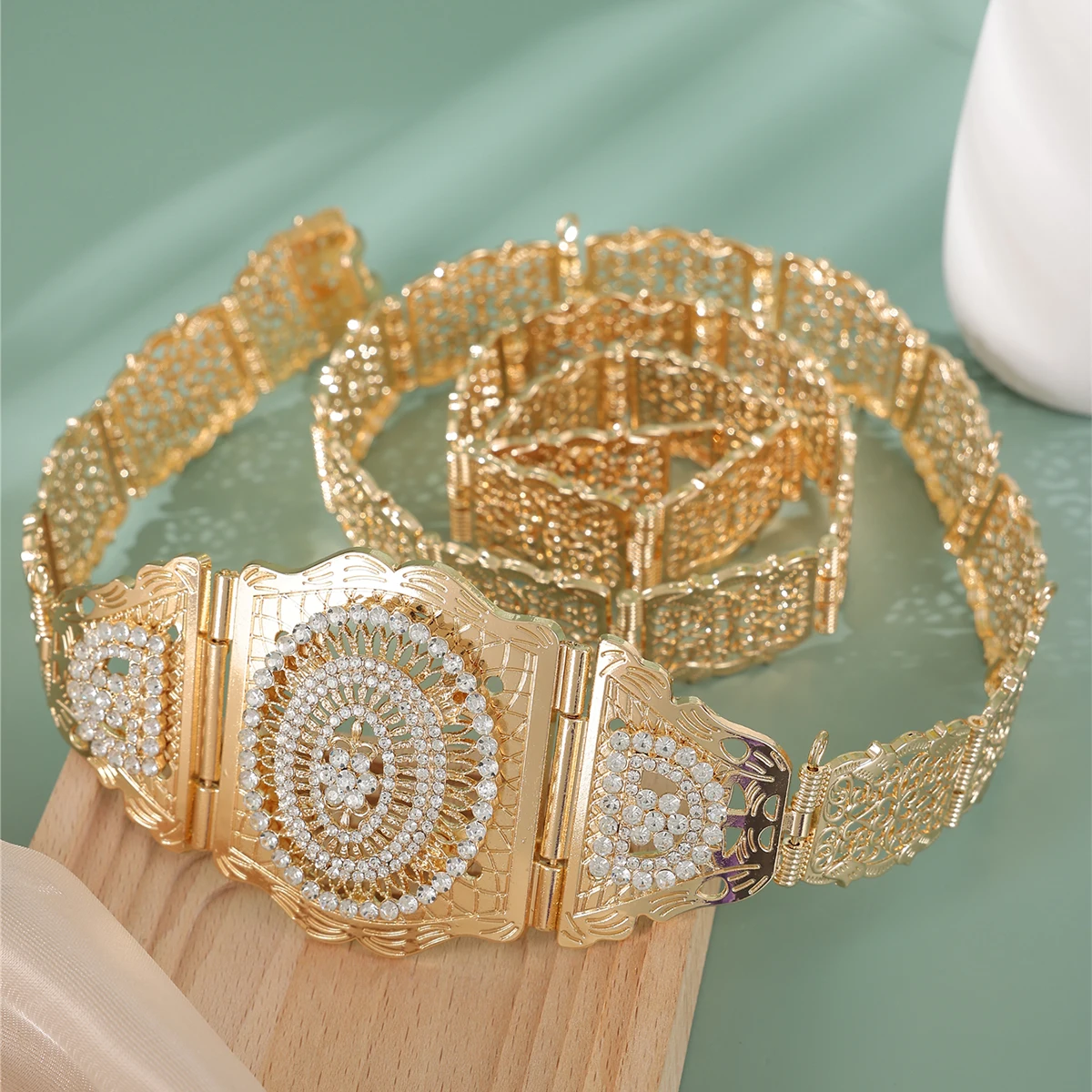 Luxury Fashion Gold Belt Arab Bride Diamond Point Drill Cutout Design Suitable For Girls To Wear Any Important Occasion