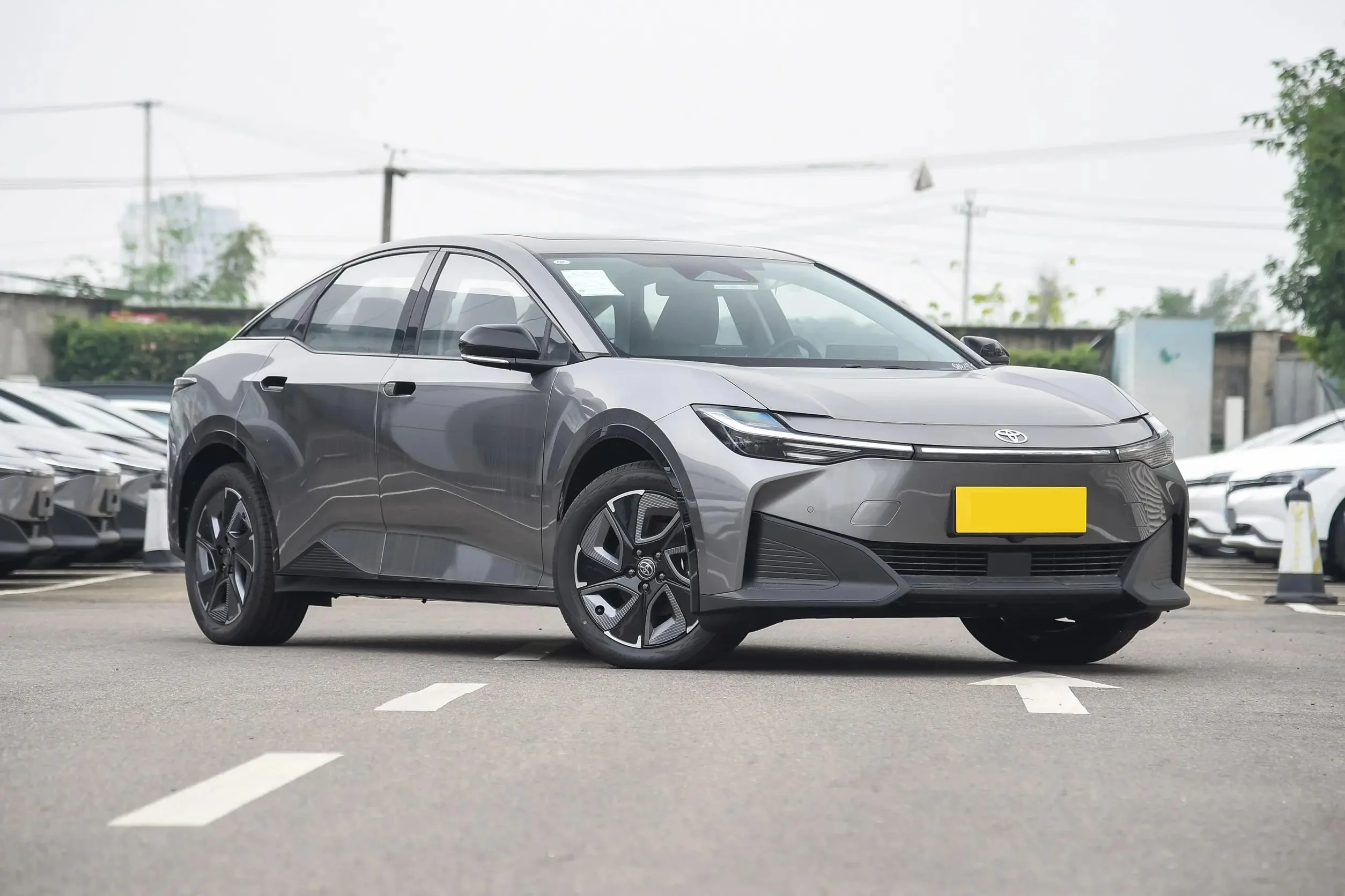Toyo ta Bz3 Electric Sedan Elite PRO with 517 km Range FWD Leather Seats Sunroof and Lithium Battery