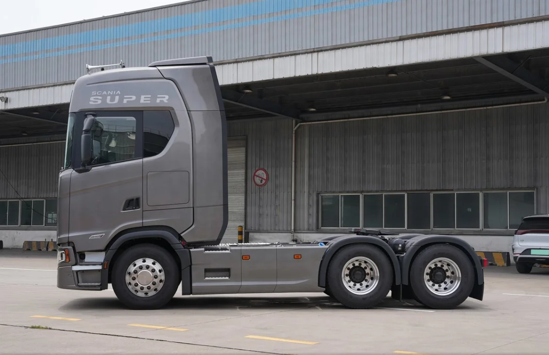 Good condition Used tractor truck SCAN IA 6X2 560S Heavy Semi Trailer Head for sale