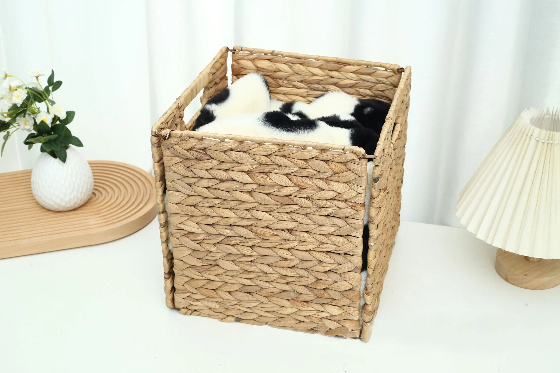 Water Hyacinth Rectangle Basket with Handles ,Wicker Storage Baskets Organizers for Home Decor Can decorate bedroom, bathroom