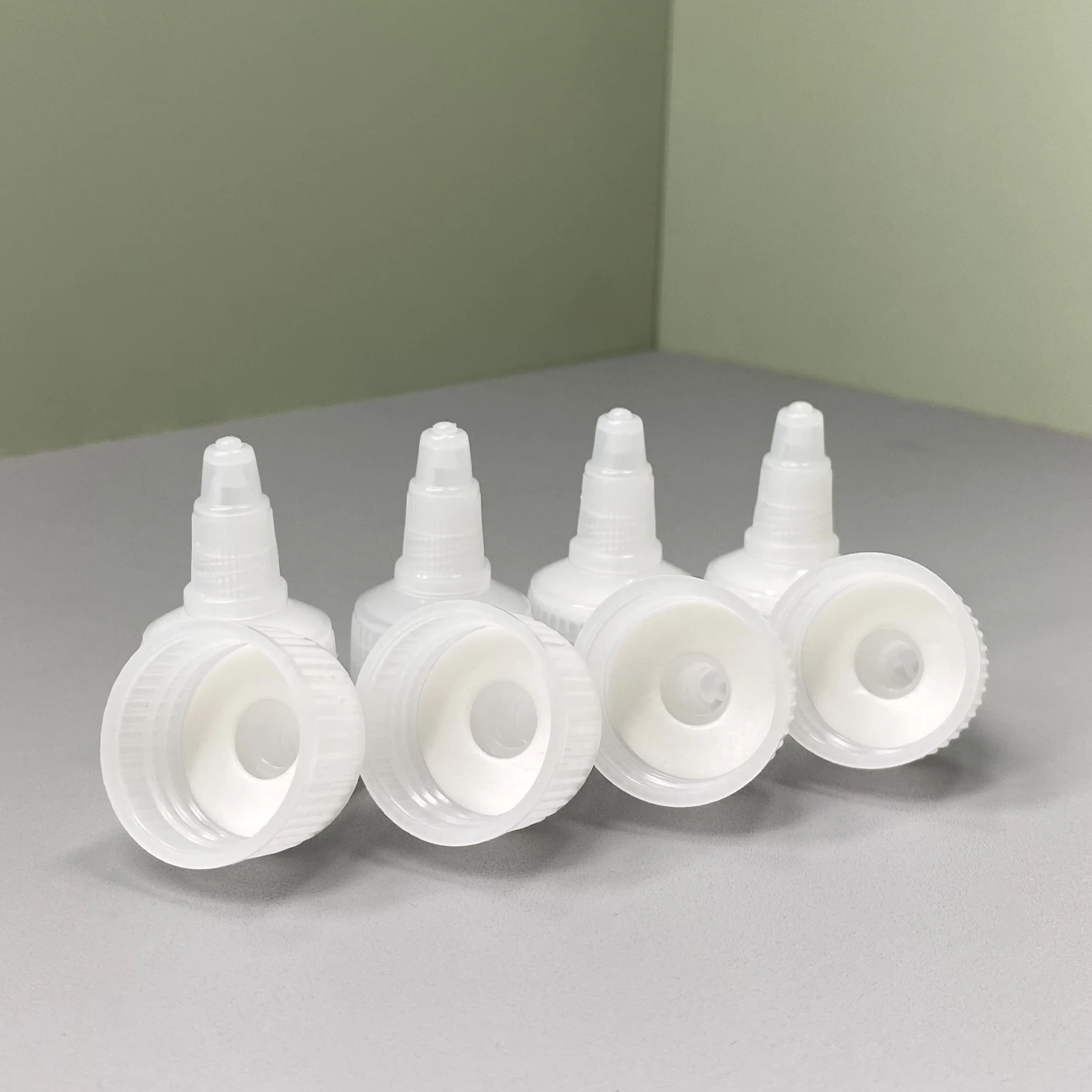 Factory wholesale 20mm 24mm 28mm twist top cap cosmetics 24 mm white twist top cap dispensing turret cap