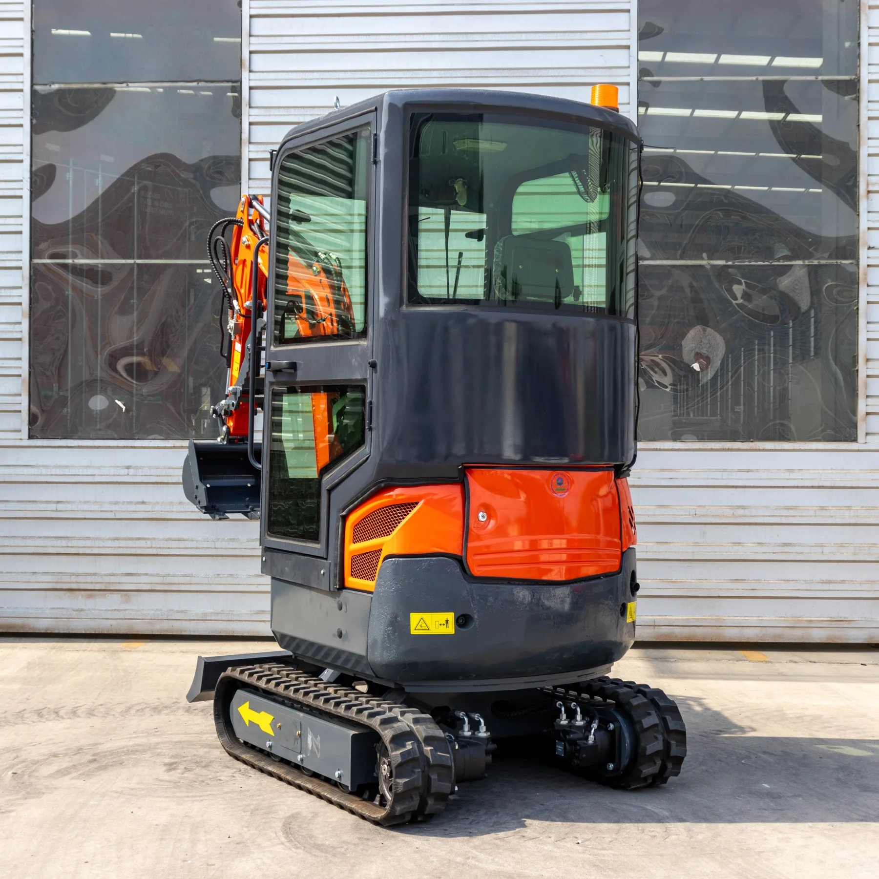 EPA Engines HT18 8 Ton Wheel Excavator with Hydraulic Pilot High/Low Speed Side Swing 1 & 2 Ton Capacity 1-Year Warranty