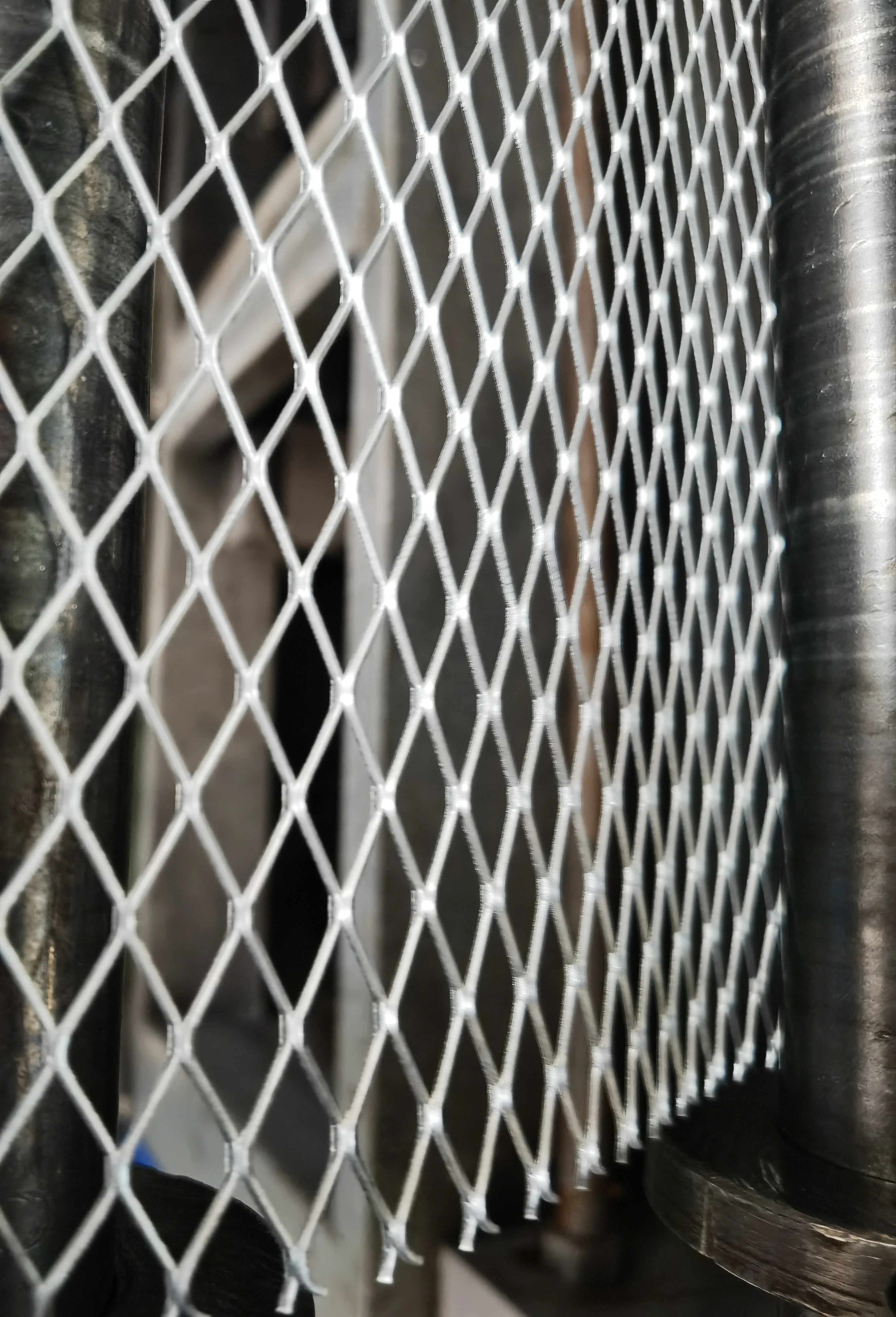 OEM of expanded metal mesh for air filter cartridge and Fence  panels  grids walkways Protections  barres