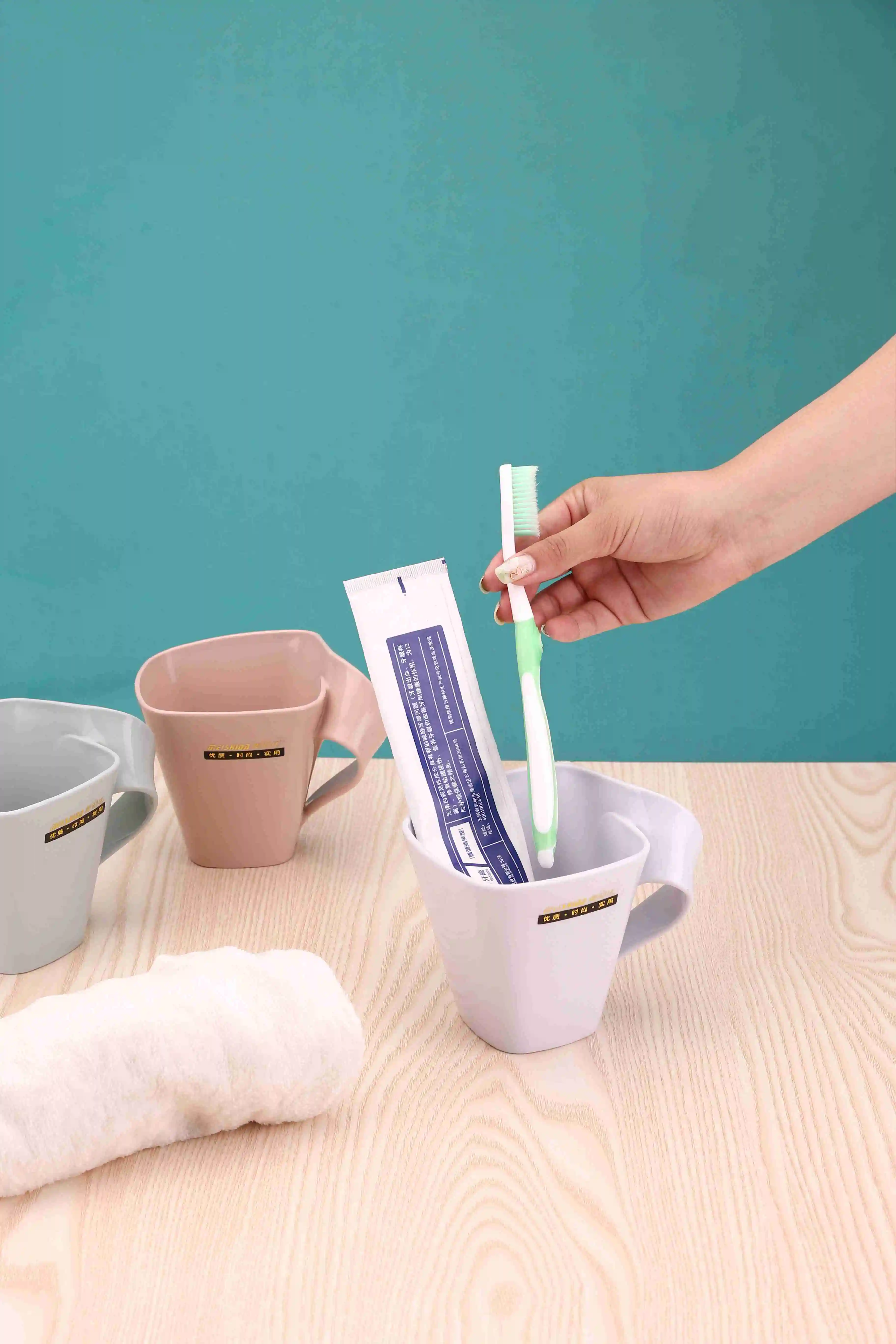Portable Premium Durable Material Travel Mouth Cup Mini Square Plastic Tooth Brush Cups And Towel