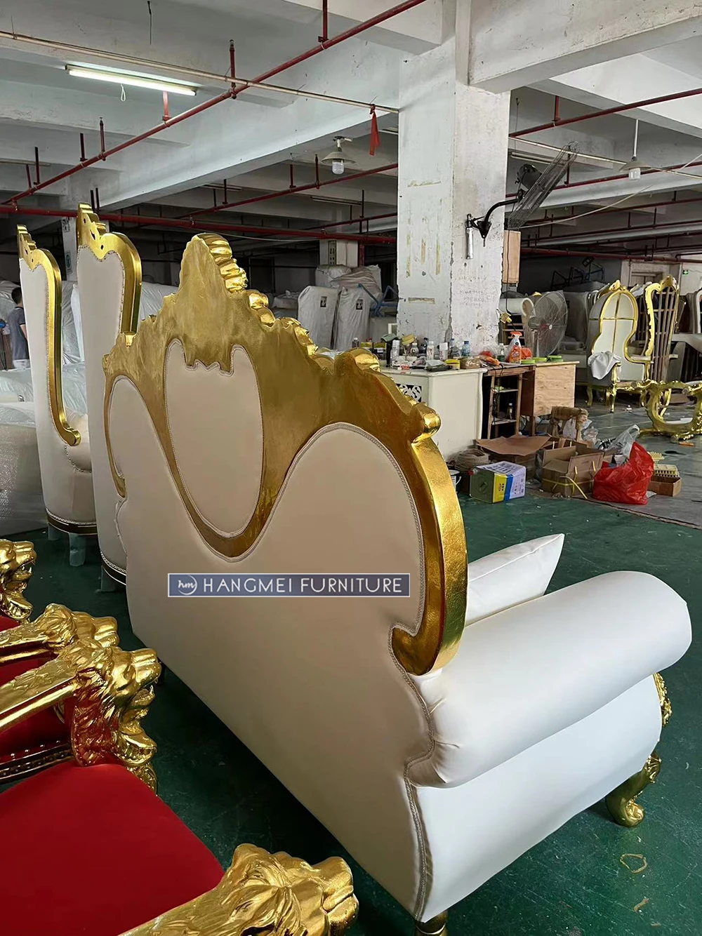 Wholesale High-Density Soft Cushion Gold Frame Fiberglass Banquet Throne Party Event Wedding Sofa for Living Room Use