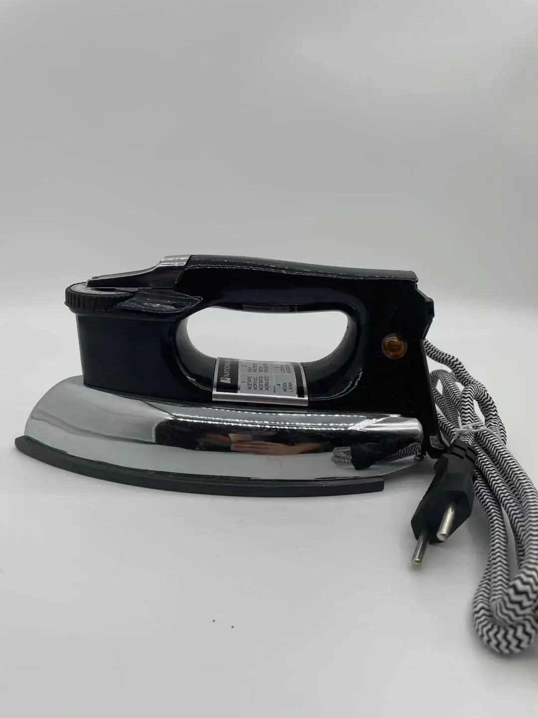 Jiema Electrical Appliance Factory, which has been exporting for 21 years, mainly produces a variety of electric irons