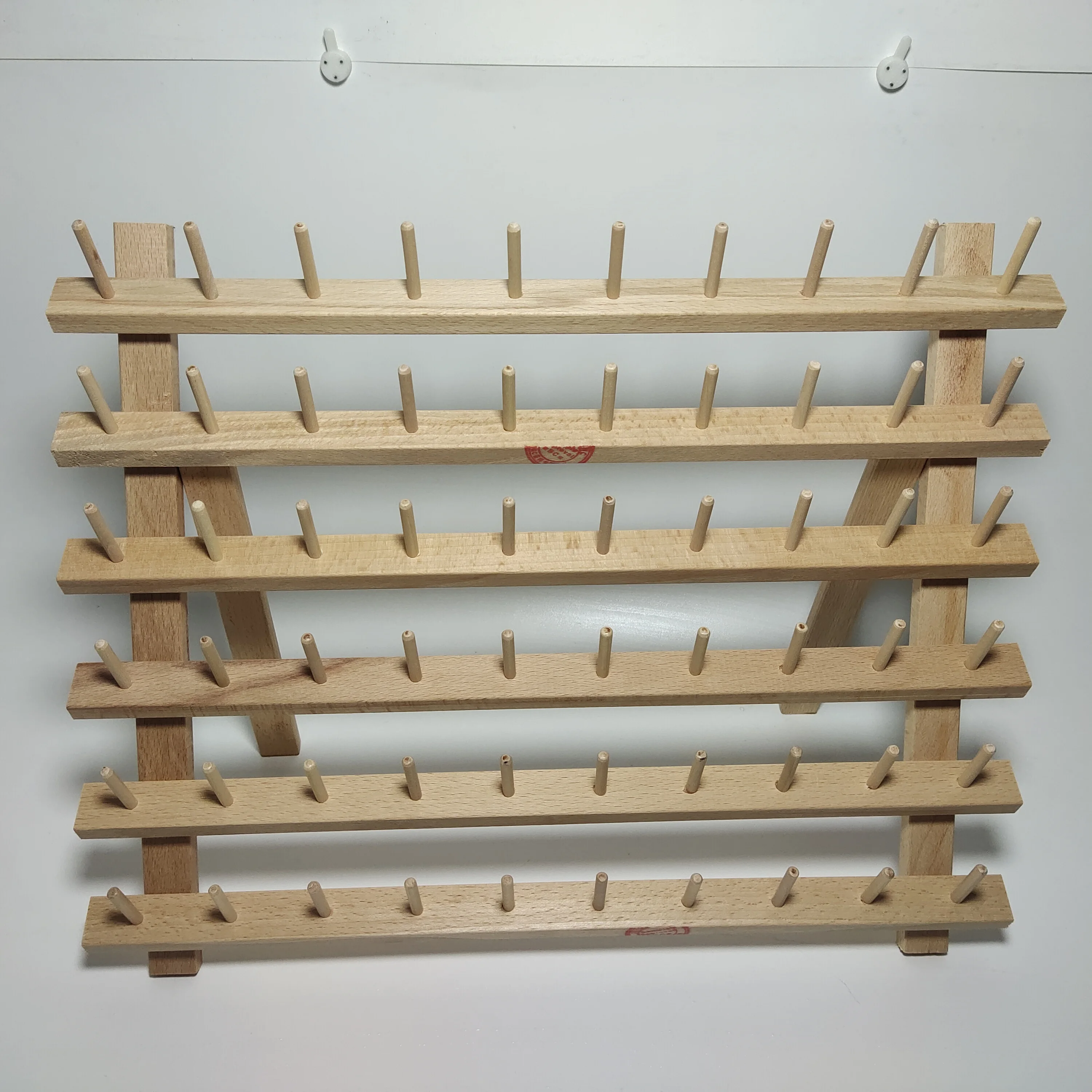 Настенный кронштейн для телевизора по индивидуальному заказу оптом, заплетённые волосы, пошив вышивка плетение 60 катушки швейных ниток держатель деревянная резьба стеллаж для выставки товаров