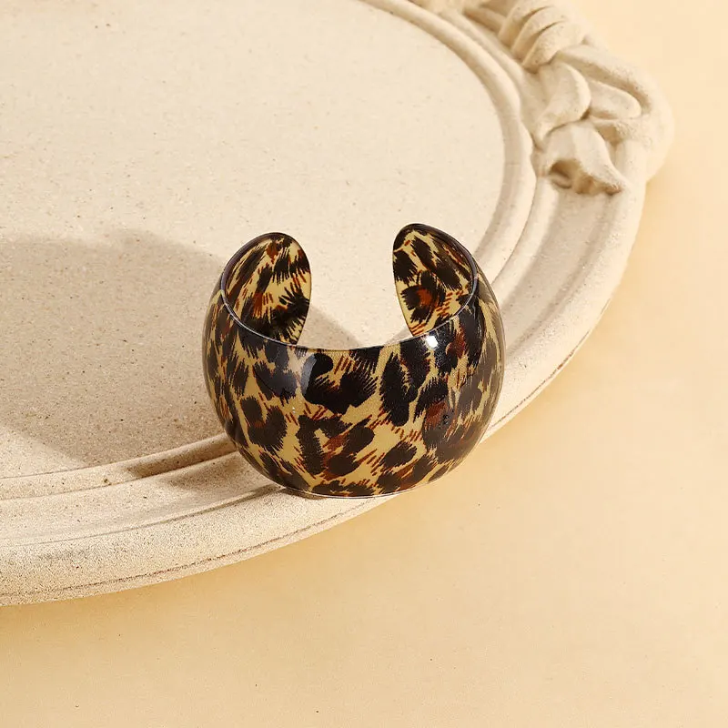 2024 Wholesale Leopard Print C Shape Resin Bracelet Bangles Simple Stripe Acrylic Wide Chunky Open Bangles for Ladies