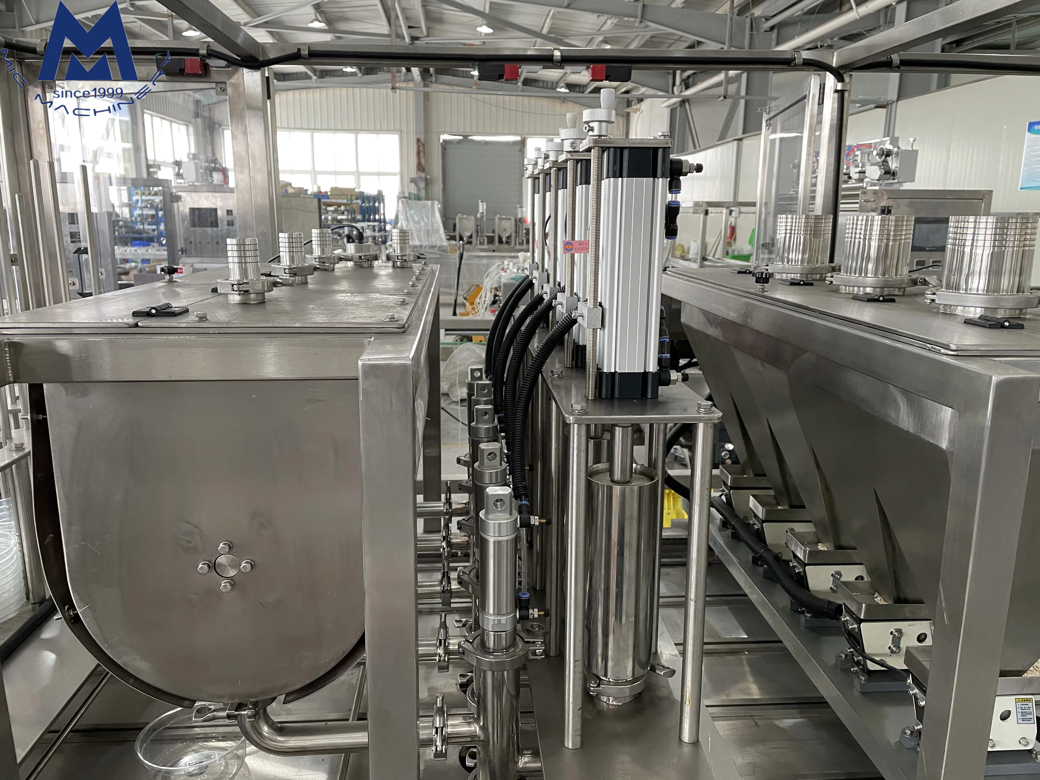 Automatic linear vacuum fast food rice paste sauce hummus bowl tray filling sealing machine