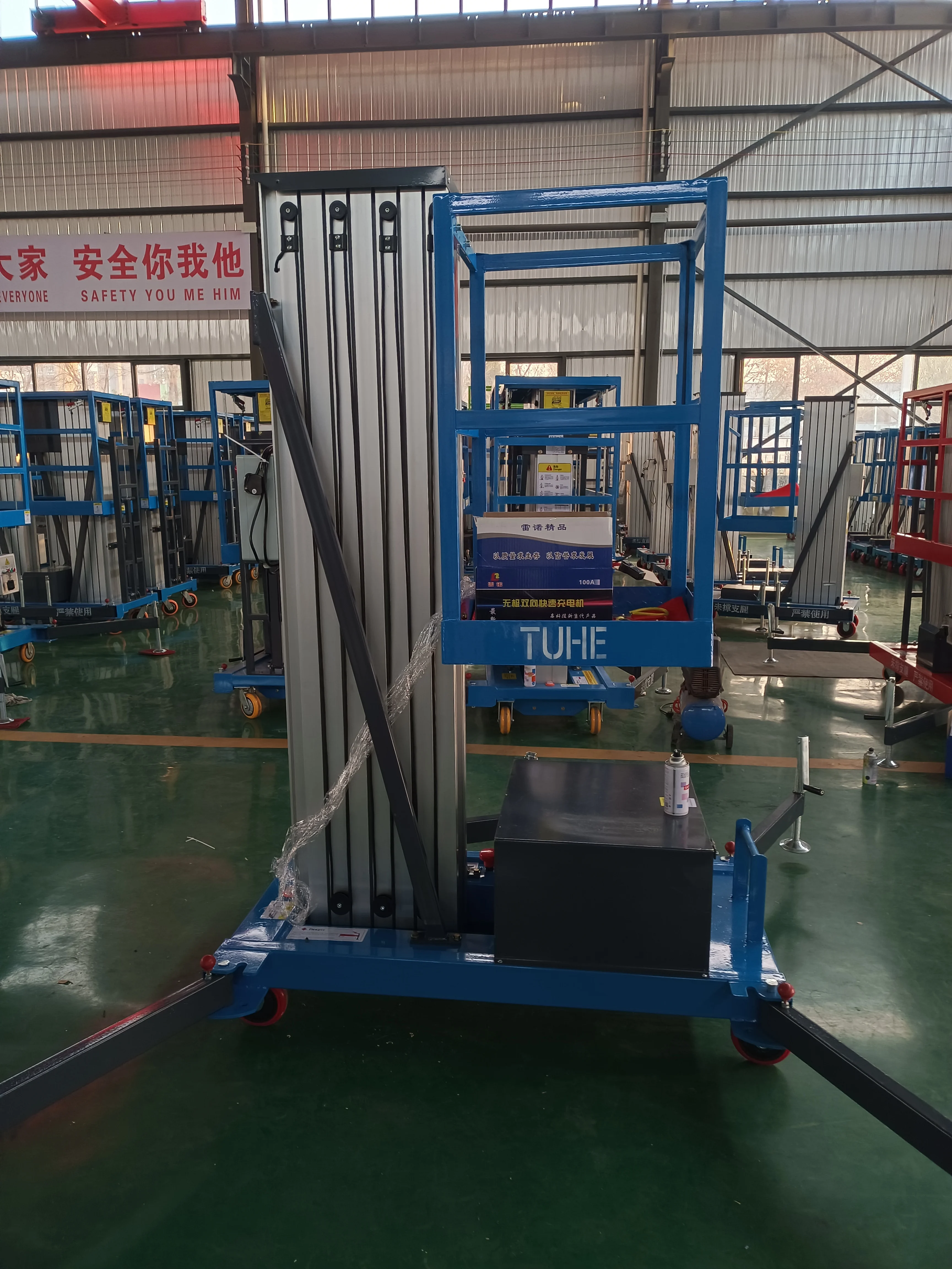 China Manufacturer Hydraulic Vertical Lift Mobile Man Lift Vertical Man Lift