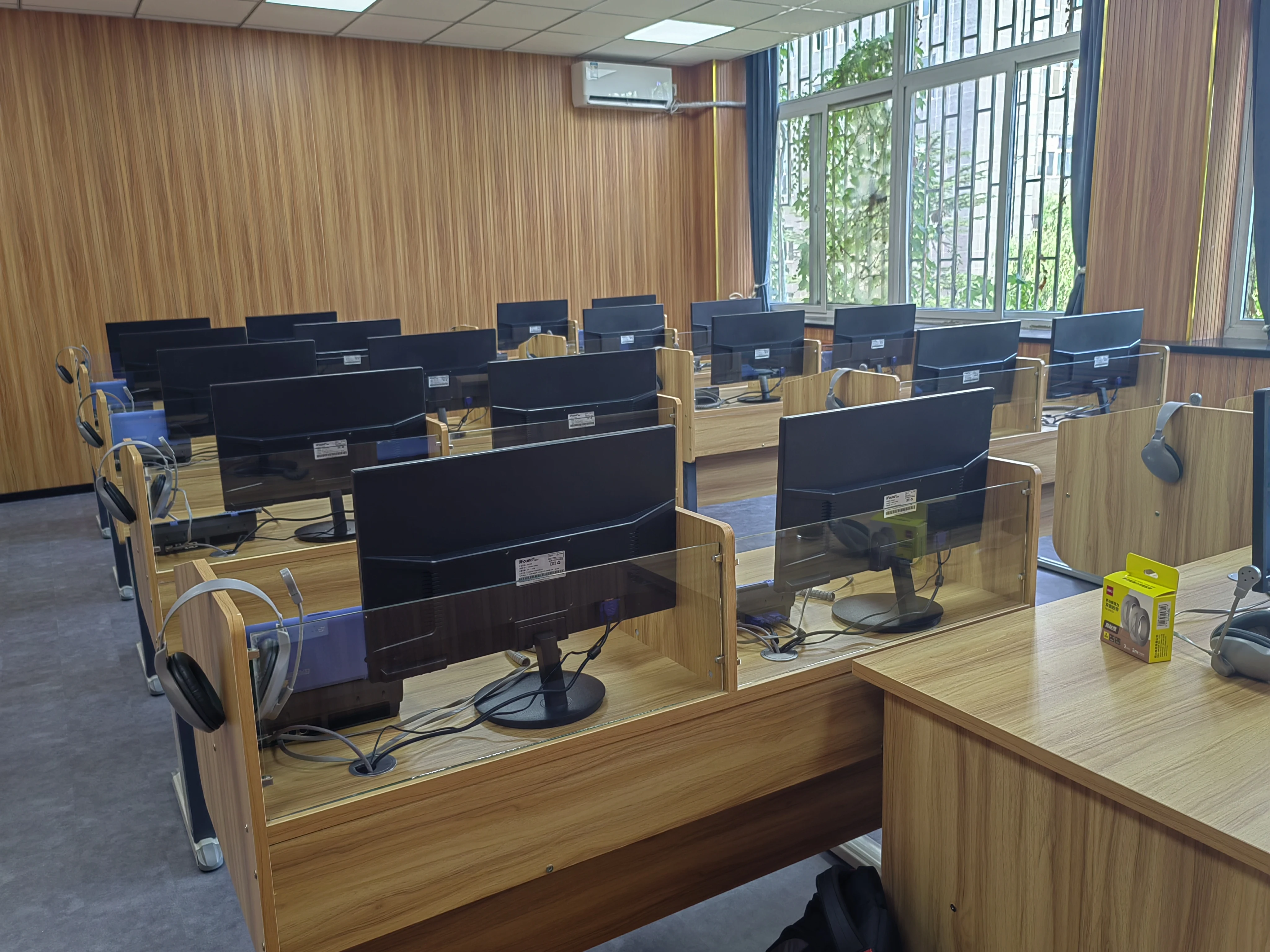 language lab equipment for english learning