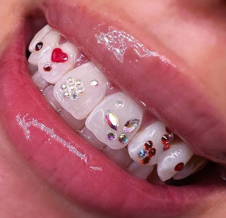 Wholesale  Lead Free  Luxury Shinning Flat Tooth Gem Diamond Jewelry Crystal Tooth Gems Customized Box Tooth Jewelry