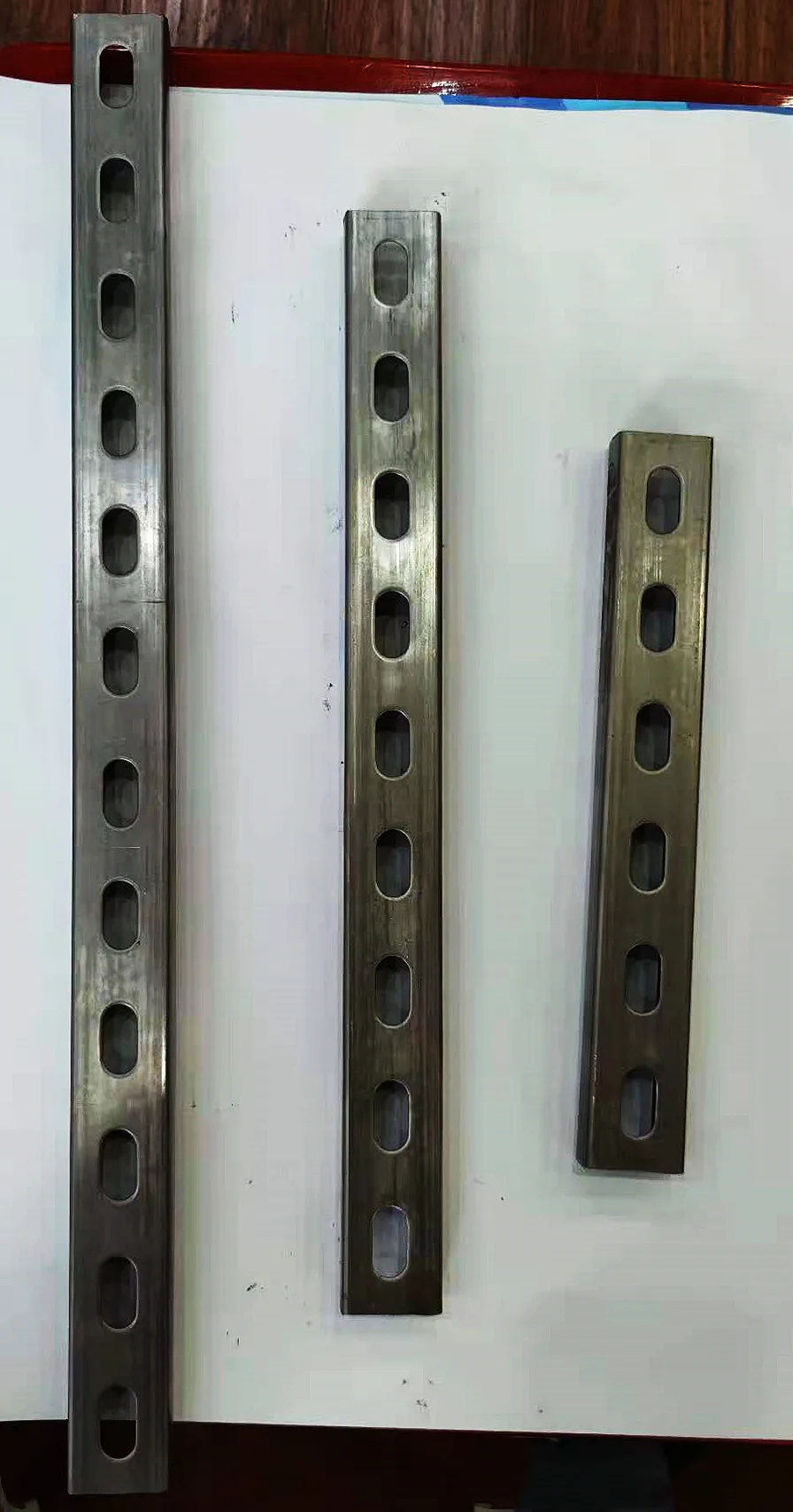 Фабричное производство, различные штамповочные стойки, канал с прорезью 304/316, распорка из стали