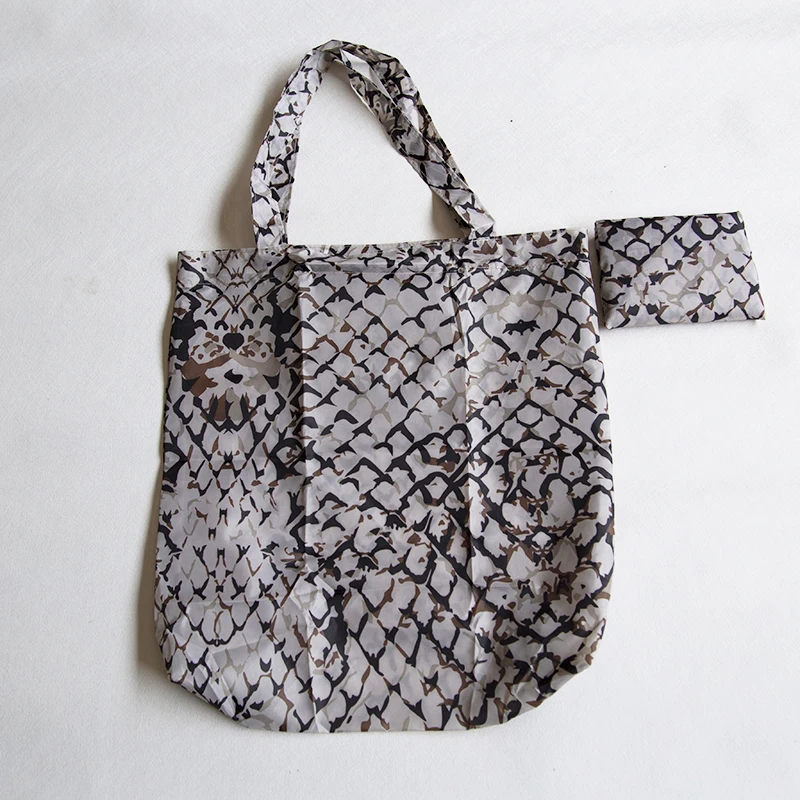 
Yiwu 2020 new portable shopping bag the fashionable RPET environmental polyester shopping bag receives the folding bag colorful 