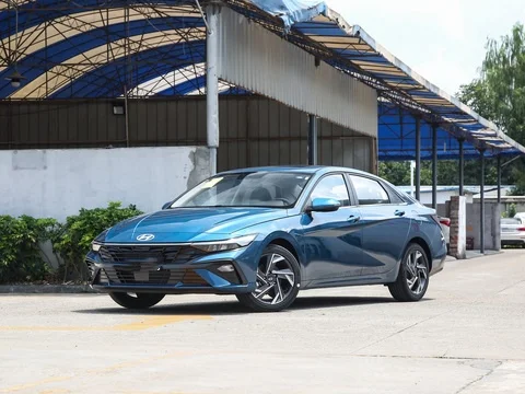 Korea Brand  NEW  CAR  Hyundai   elantra  LUX premium version  1.5L 115HP  84KW 144NM