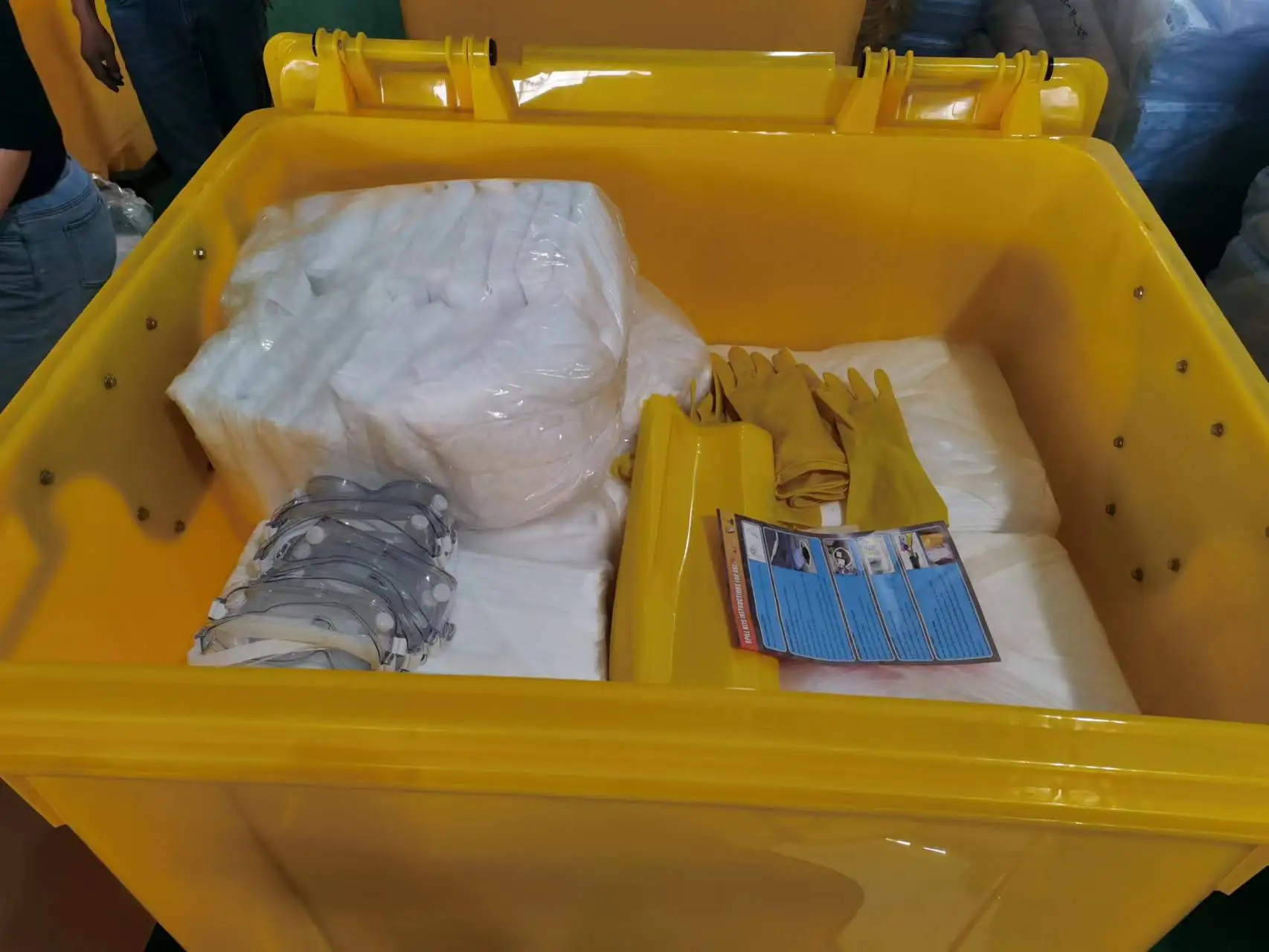 1110L Oil and fuel  wheeled spill kit  oil absorb pads oil absorbent spill kit  bin