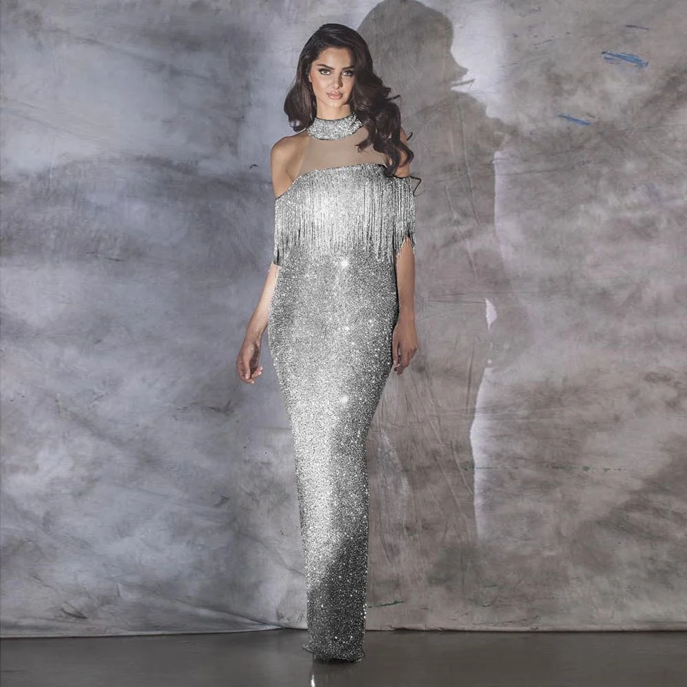 Женское длинное вечернее платье без бретелек с разрезом и кисточками