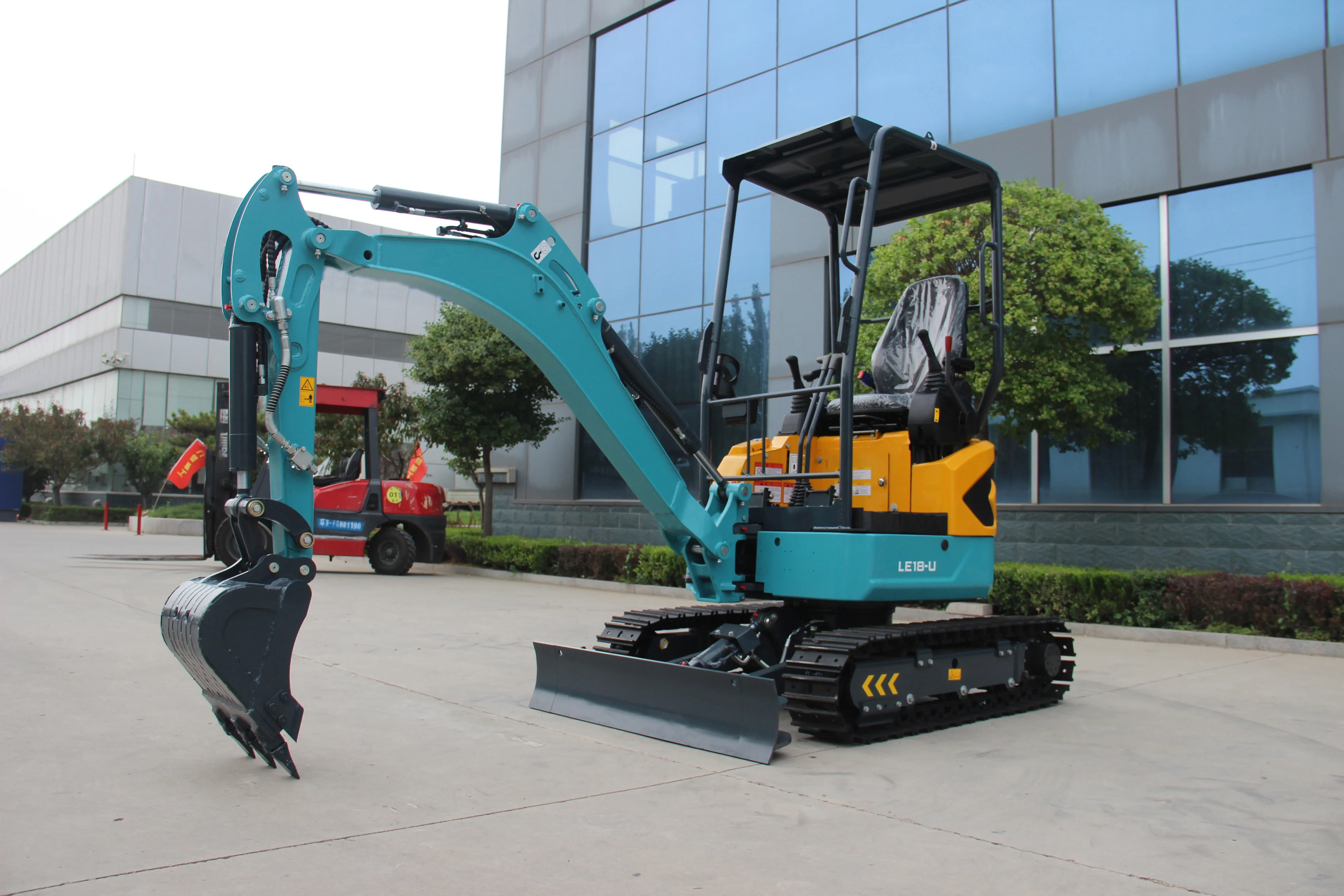 LICHMACH 0.3CBM Hydraulic Small Wholesale Excavator Machine 6 ton 7 ton 8 ton  Wheel Middle Wheel Excavator