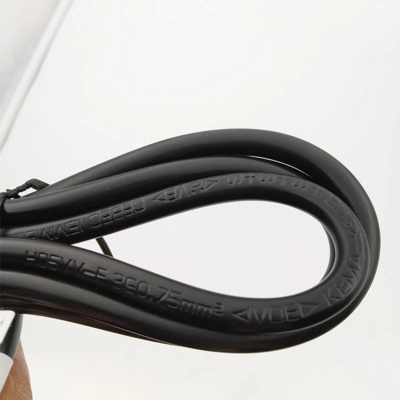 V-lock IEC C13 to V-lock IEC C14 secure power cord for PDU