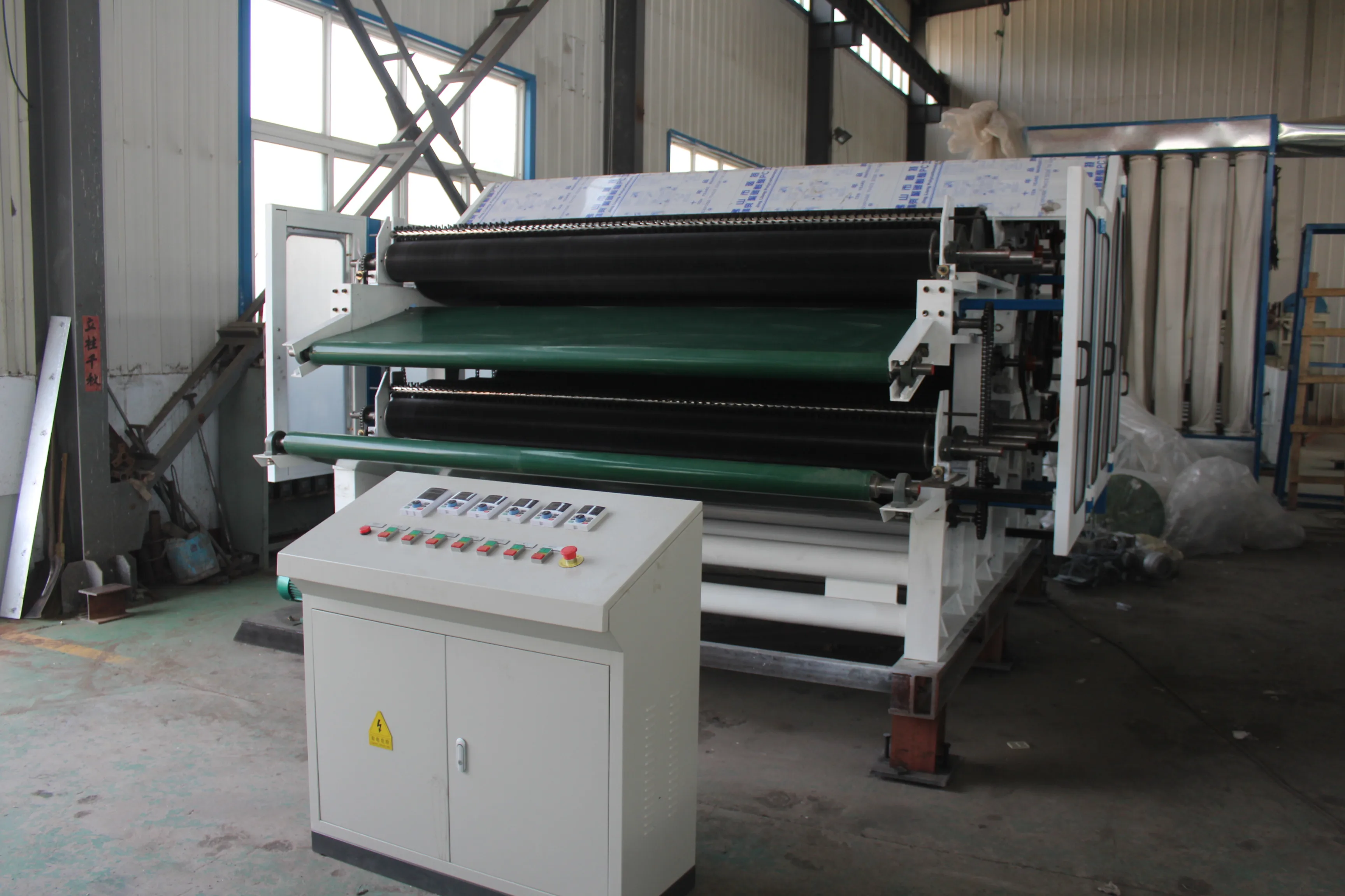 The non-woven fabric production machine combs the waste fiber polyester fiber into a web to make a felt carding machine