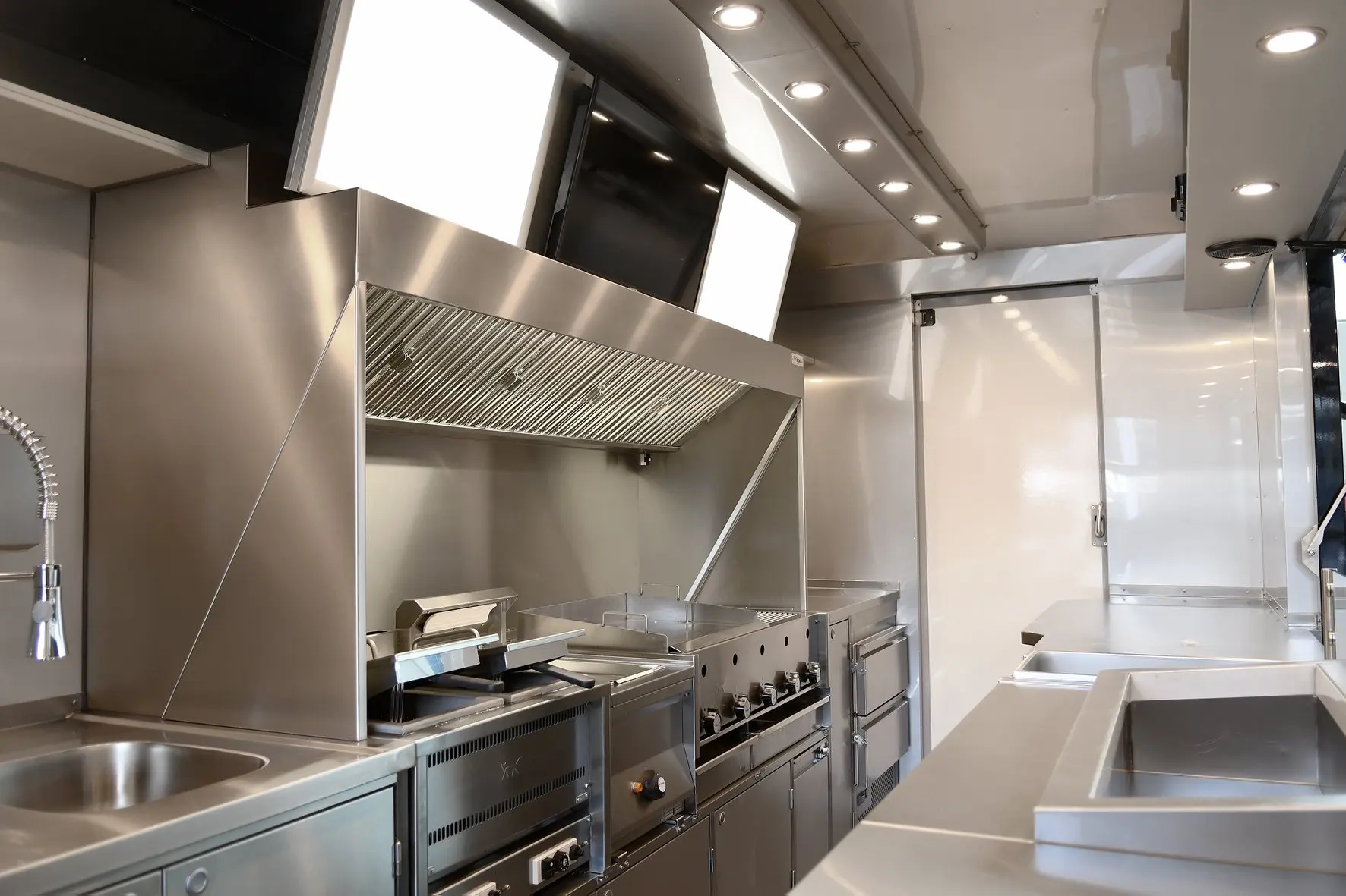 Mingtai Ice Cream Trailer, can be equipped with an ice cream machine and internal facilities, sold at a low price