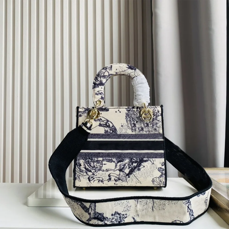 Luxurious shoulder bag, surface printing, embroidery, hollowing, etc. present natural beauty. Model 1295, size: 24*20*11cm
