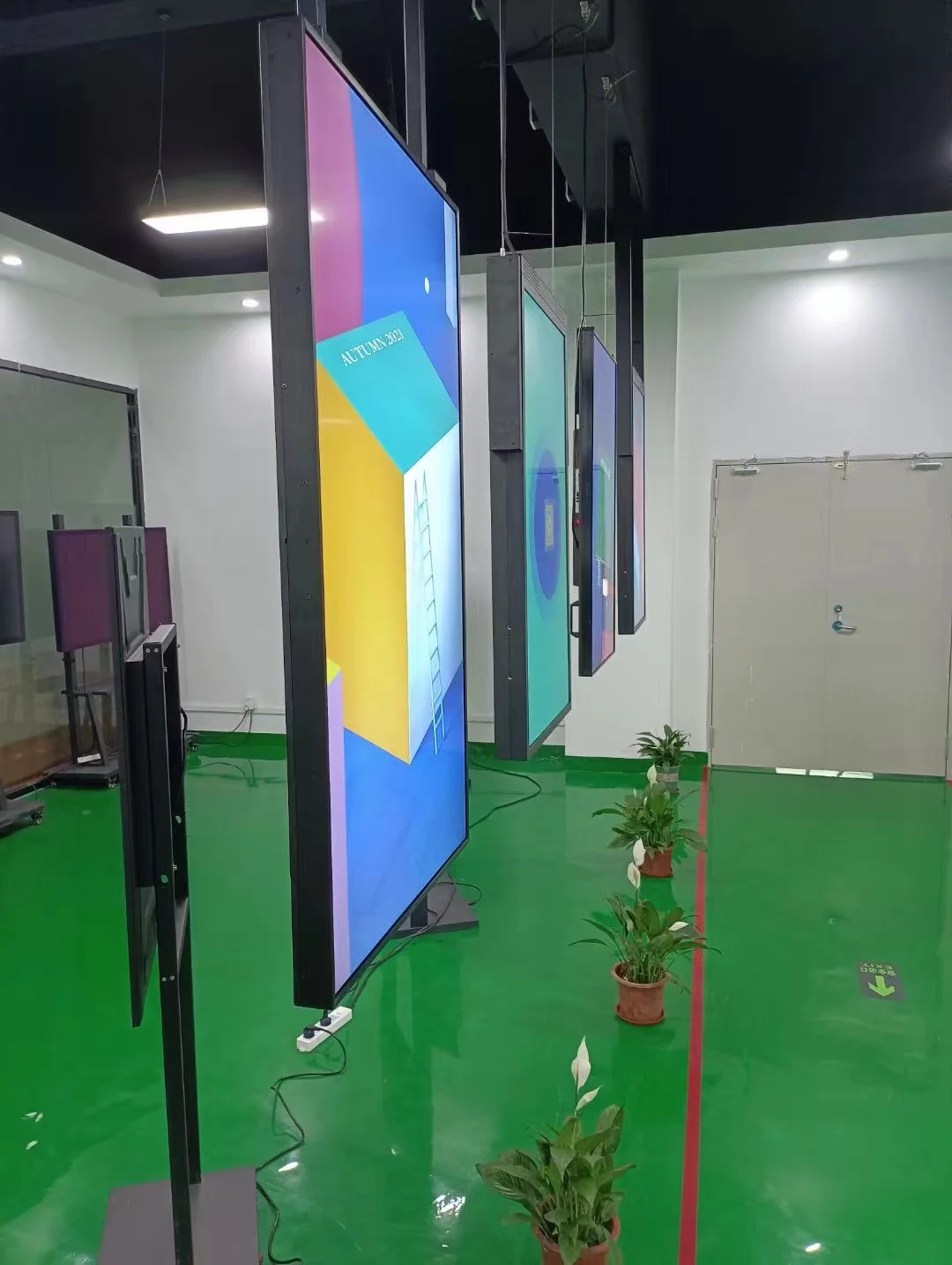 55 65 inch Sunlight Readable High Brightness LCD Digital Advertising TV Screens For Window Displays Monitor