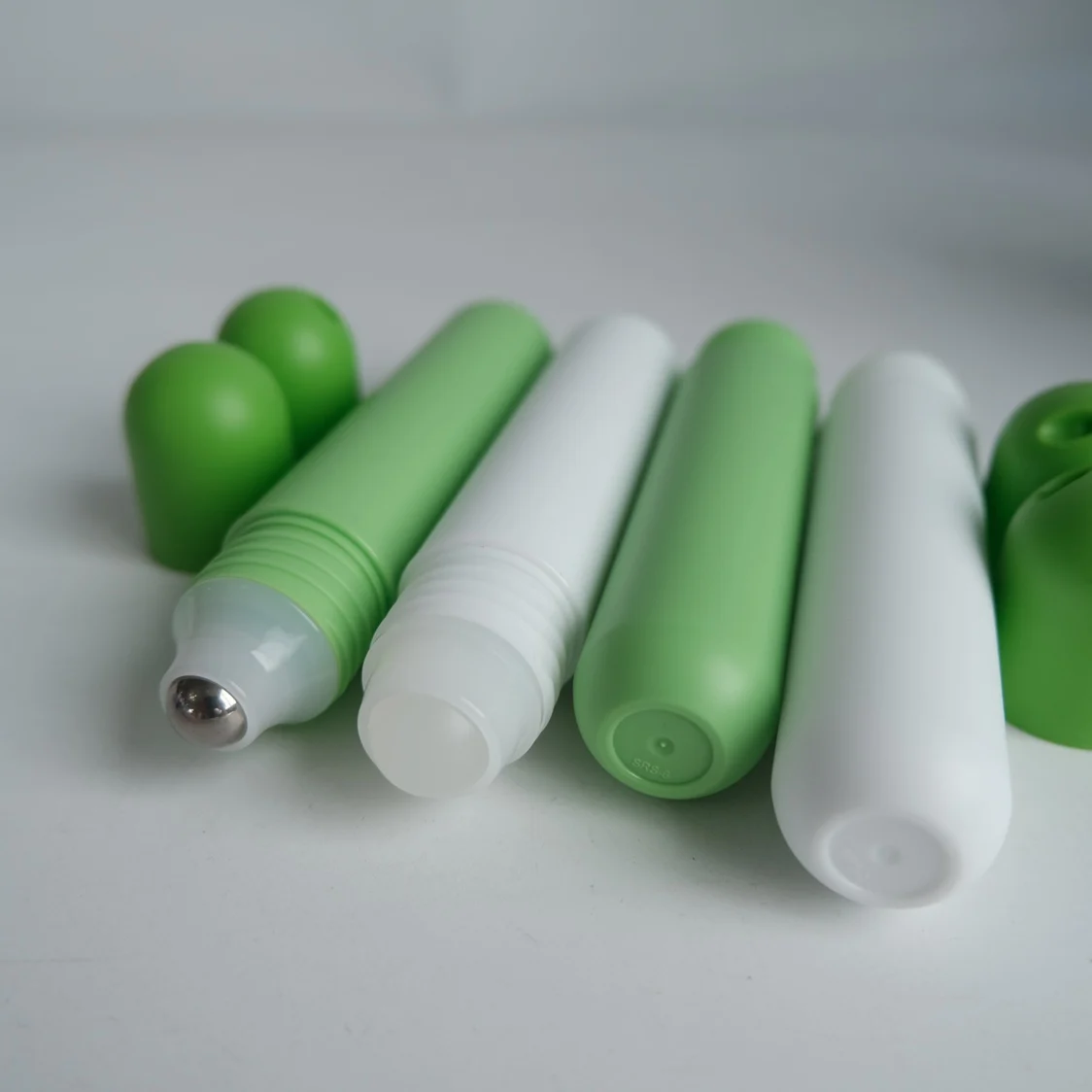 Customized 20ml Roll-on Deodorant Plastic Bottles Perfume Essential Oil Roller Bottles with Metal Roller Ball