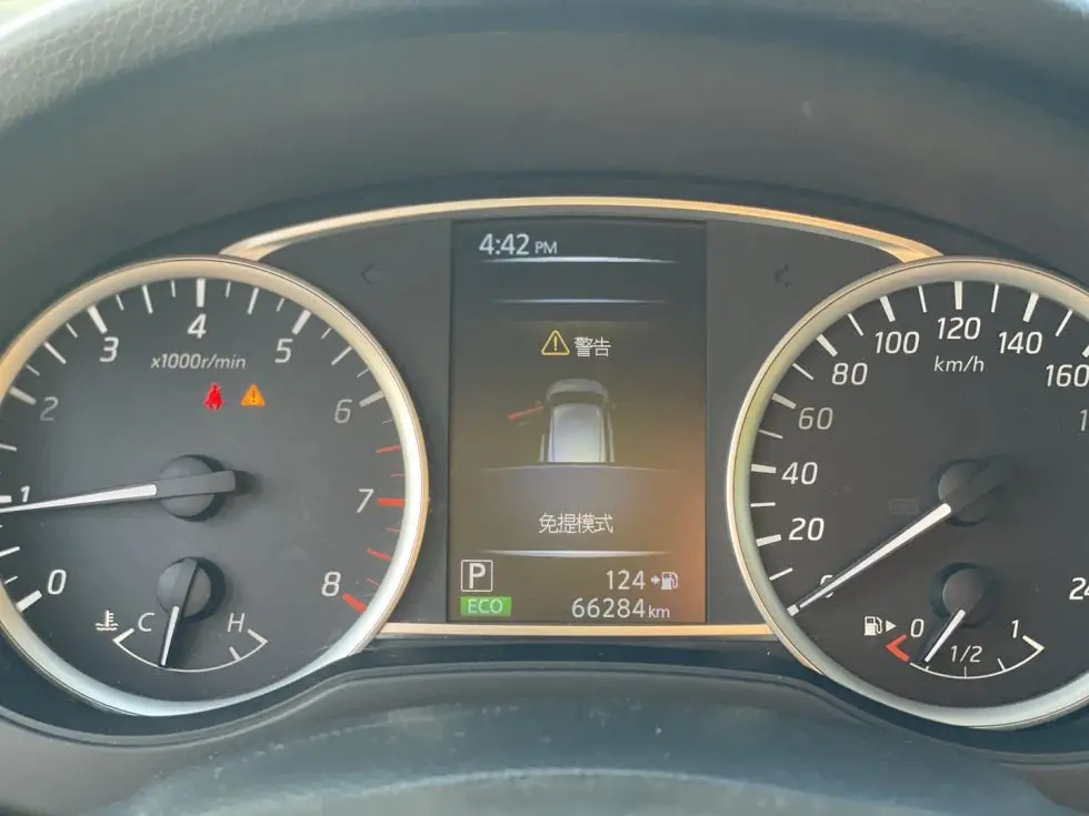 Оптовая продажа 2018 Nissan Tiida 1.6L Покупка подержанных автомобилей navara для продажи и дешевых