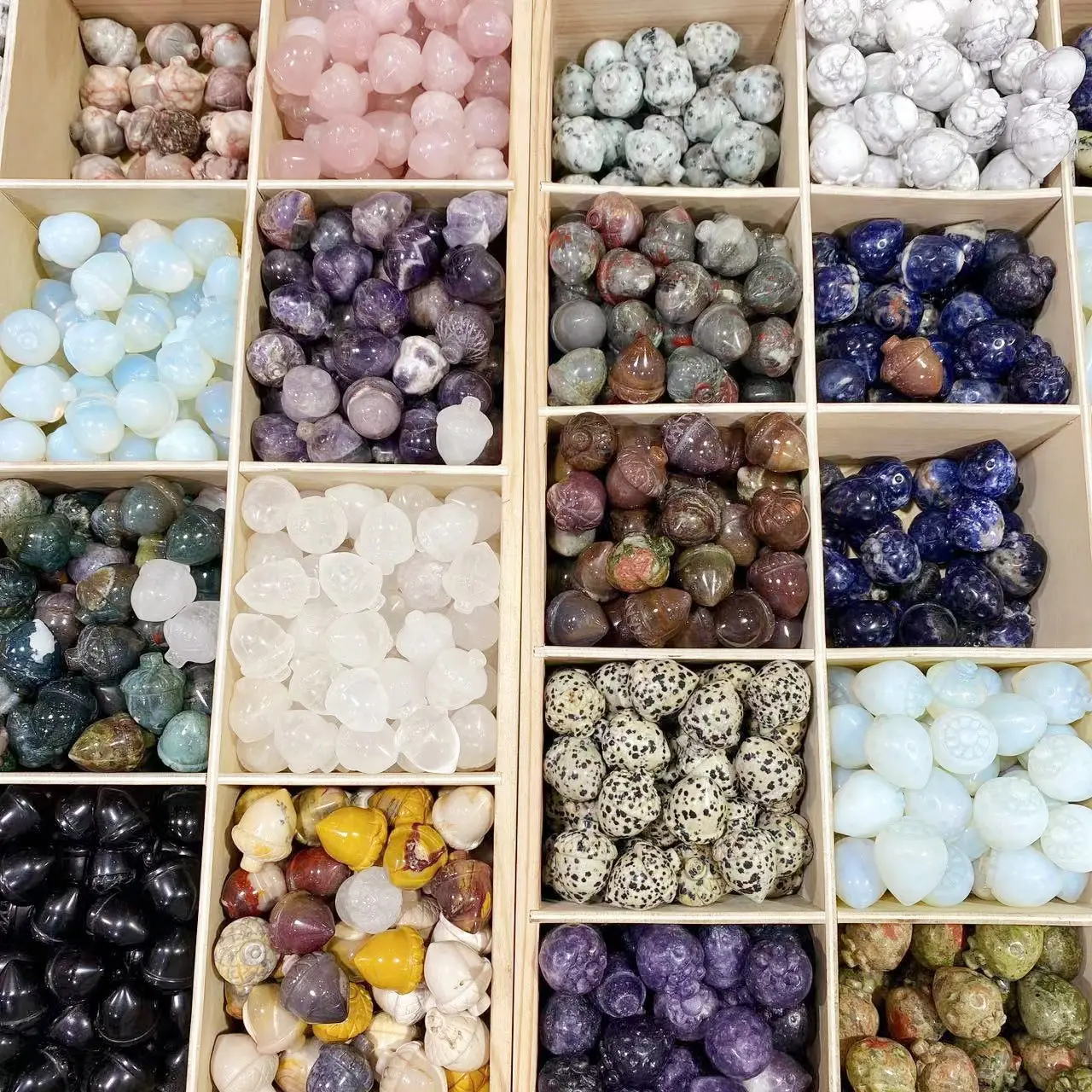 Natural Stone Mini Crystal Crafts Hand Carved Crystal Pine Cone Small Topaz Nut Statue for Decorate