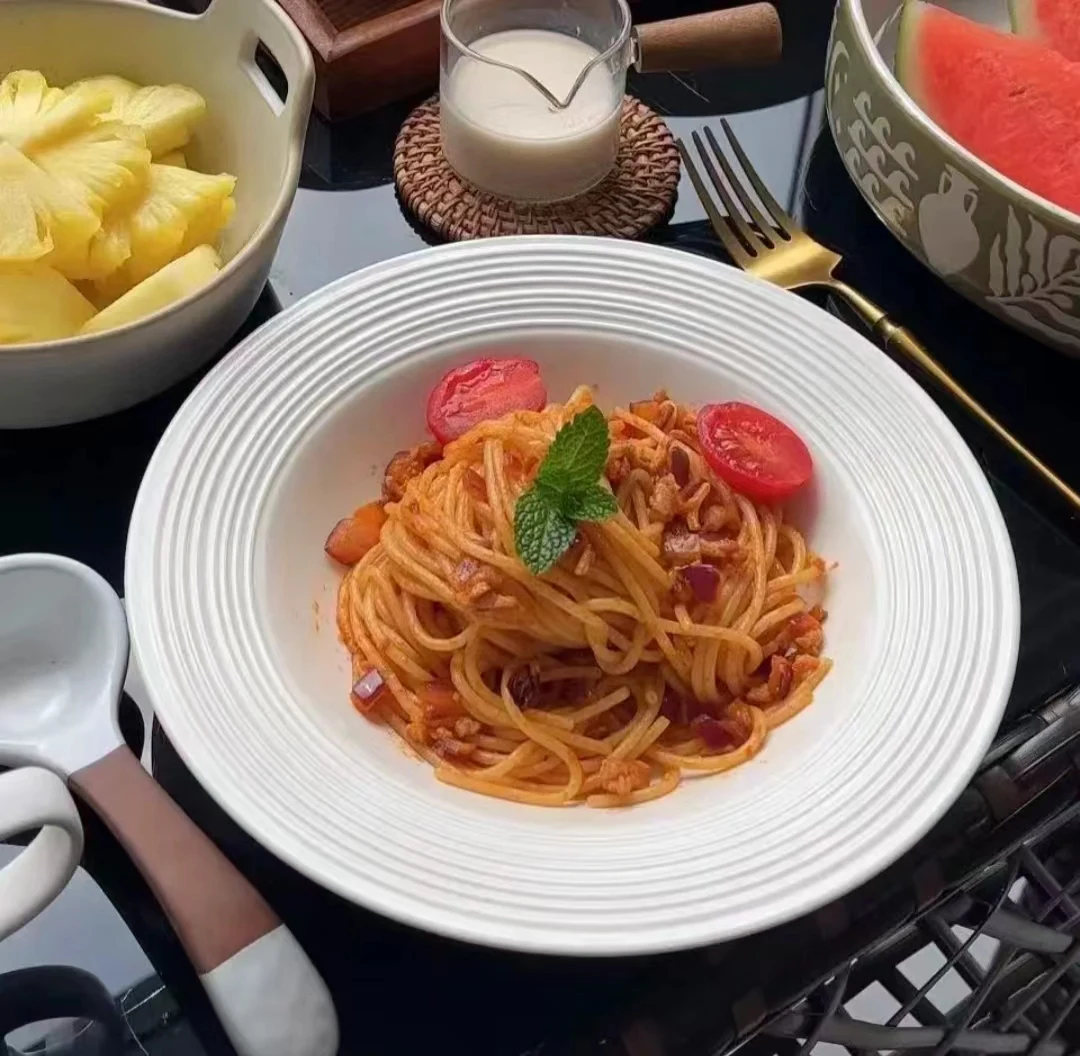 European-Style round Dinner Plate Simple White Western-Style Poodle Design Lead-Free Ceramic Plate for Hotel or Home Use