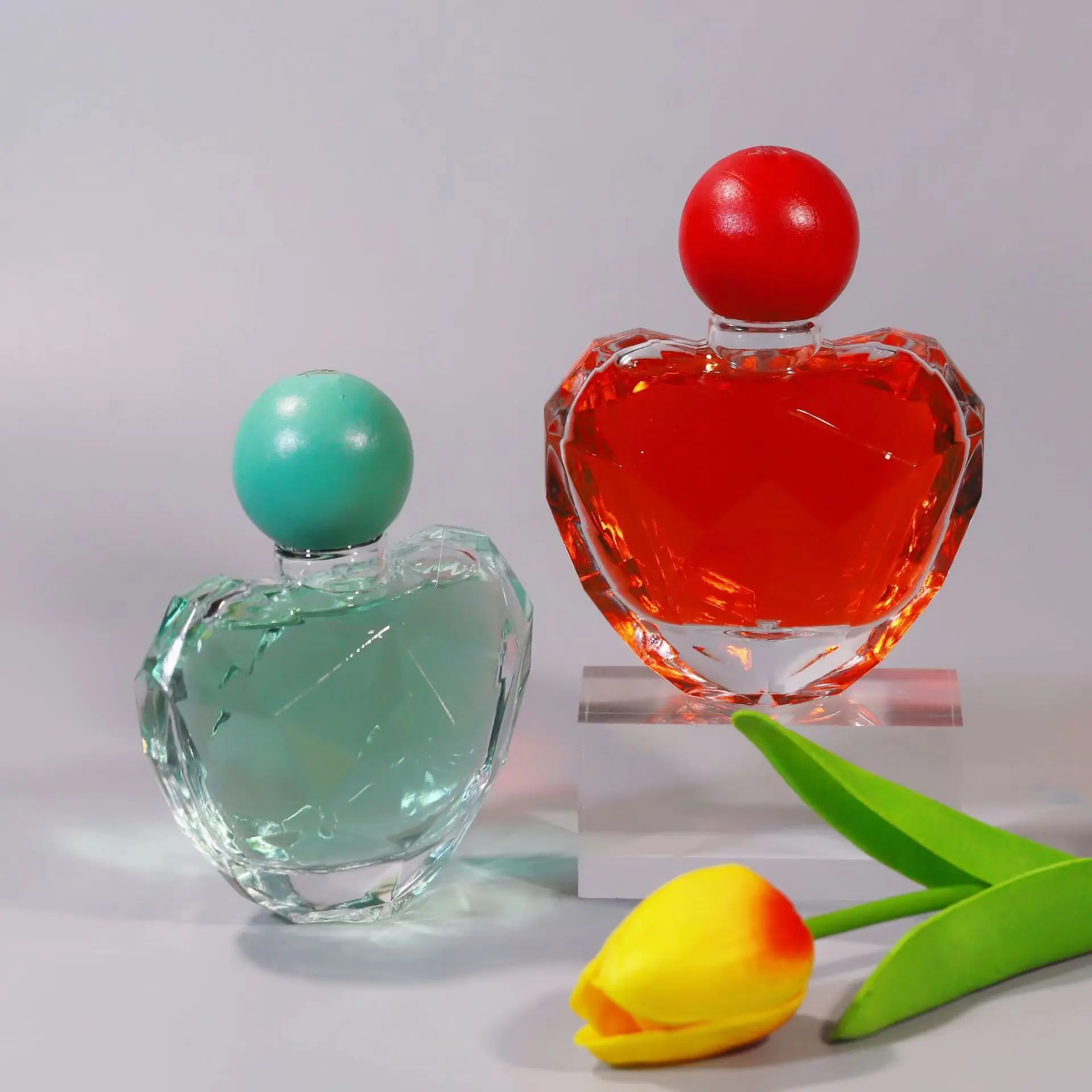 Customized  new  50ml 100ml heart-shaped perfume bottle transparent glass bottle  with spherical bottle cap wholesale