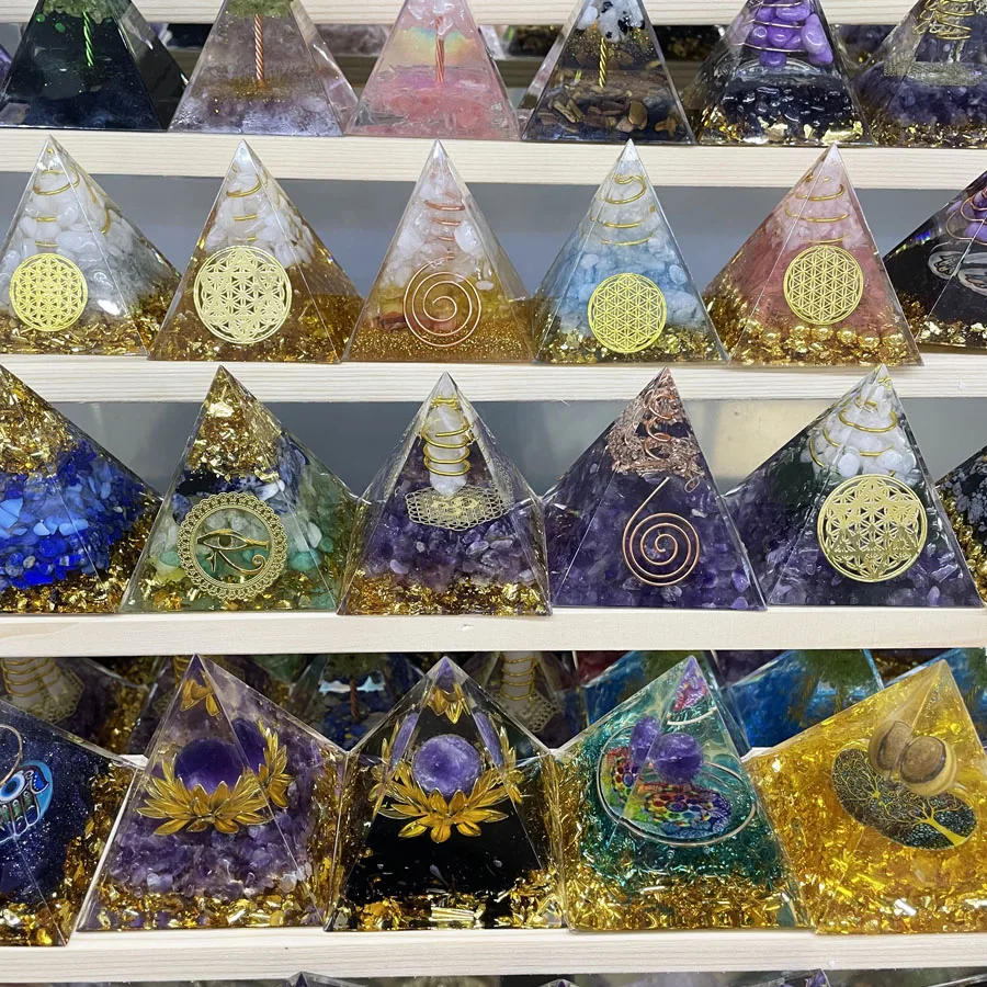 Wholesale Resin Pyramid Crystal Orgonite Pyramid Seven Chakra Spirit Healing for Home Decoration