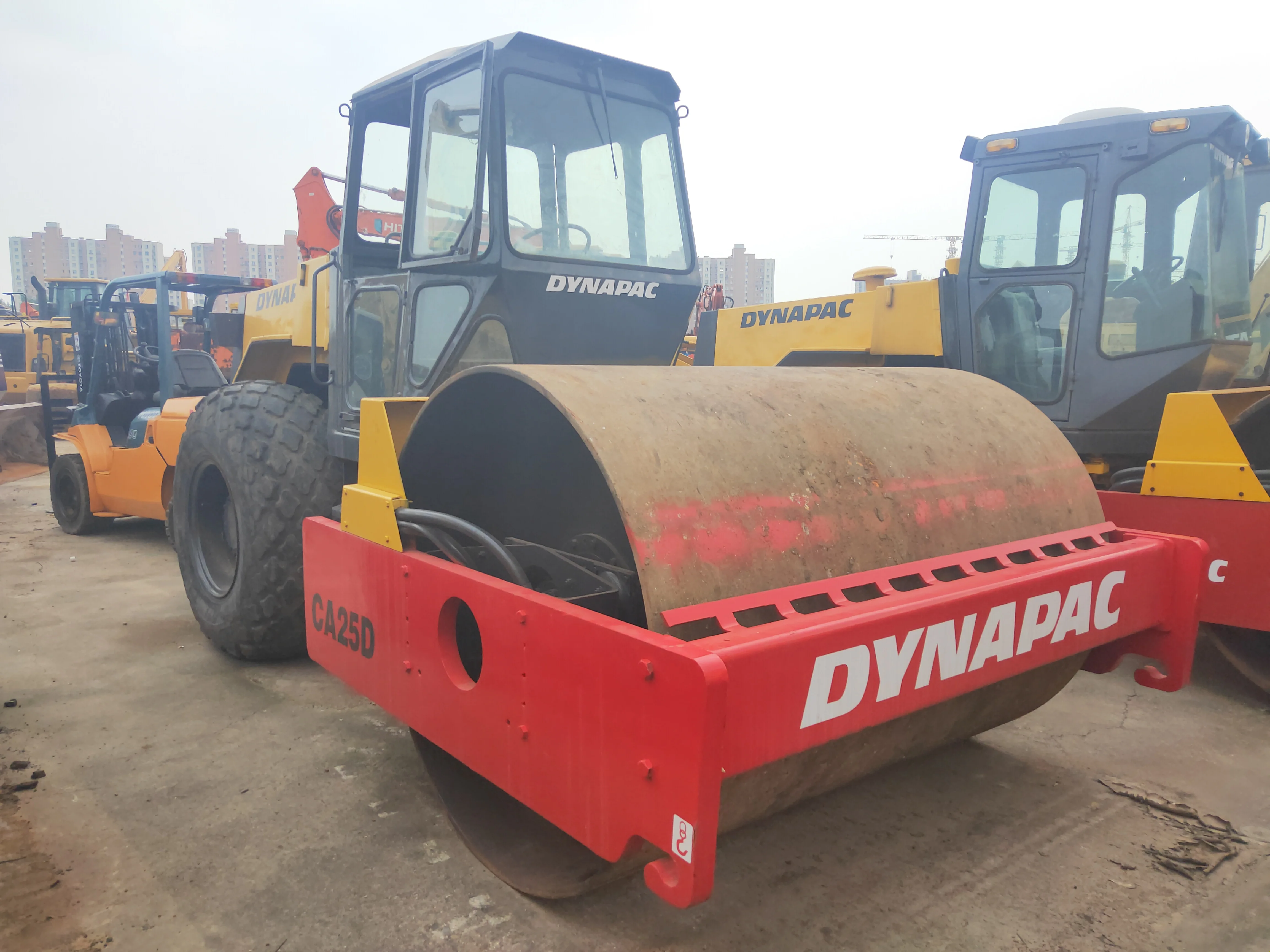 Б/у дорожный строительный аппарат Dynapac CA25D однобарабанный Вибрационный каток уплотнитель трехколесный вибрирующий