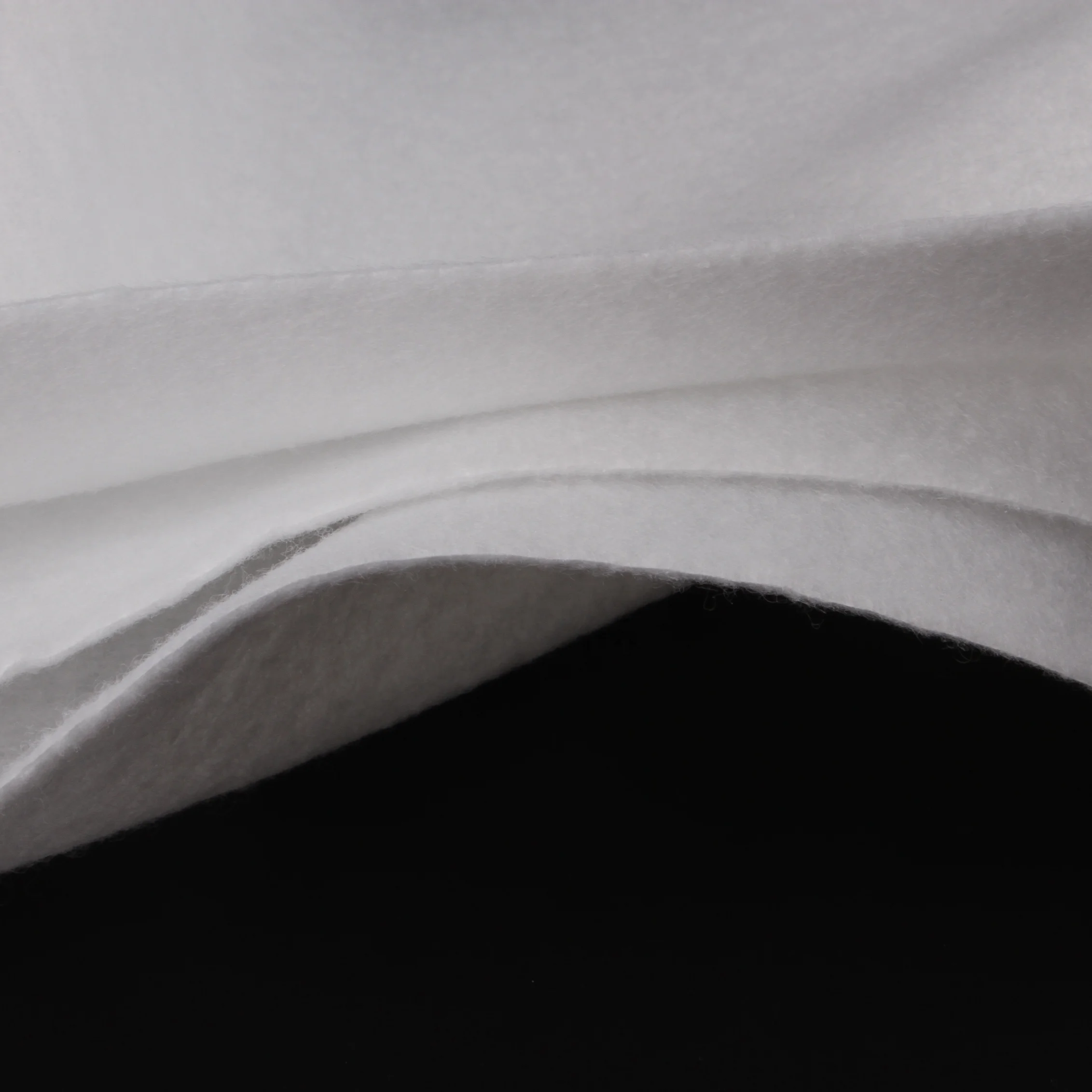 100% полиэфирный нетканый иглопробивной войлок белого цвета