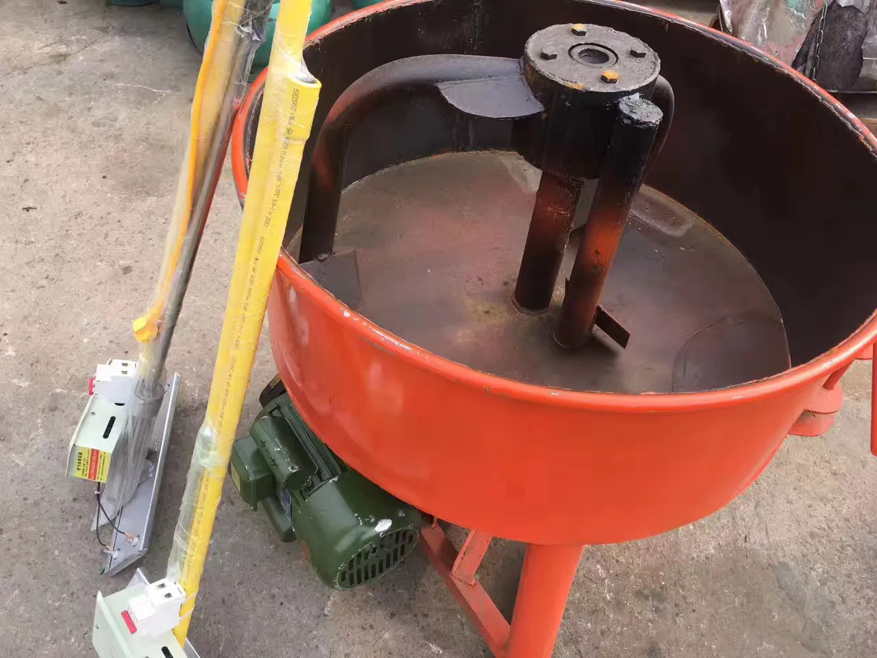 Mixing machine for epdm granules/ SBR granules/rubber granules and pu binder for playground, running track installation