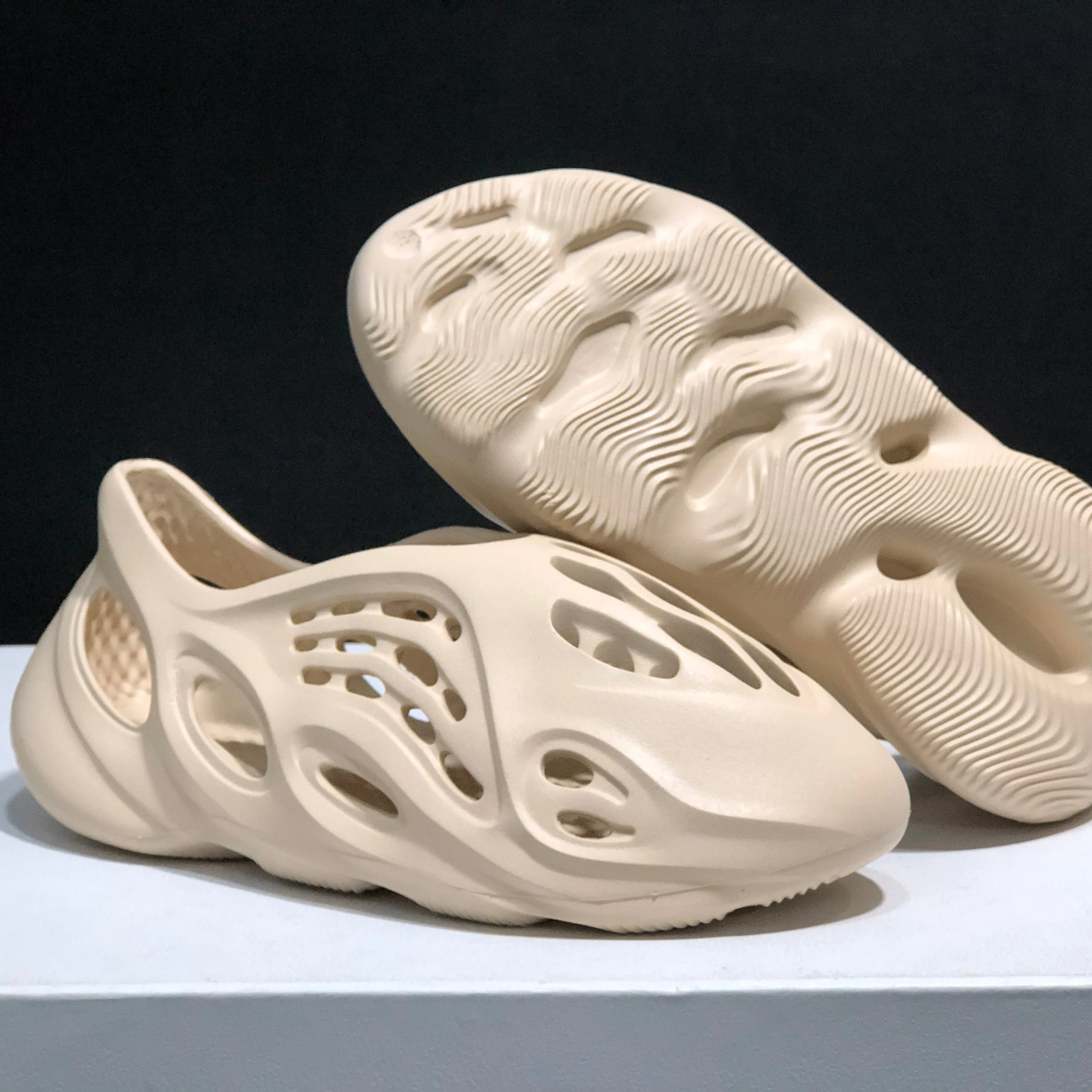 
 New fashion Air Cushion high quality outsole OEM Custom Emboss Slippers Sandals Rubber Slippers for Men women  Yezzy size 36-47  