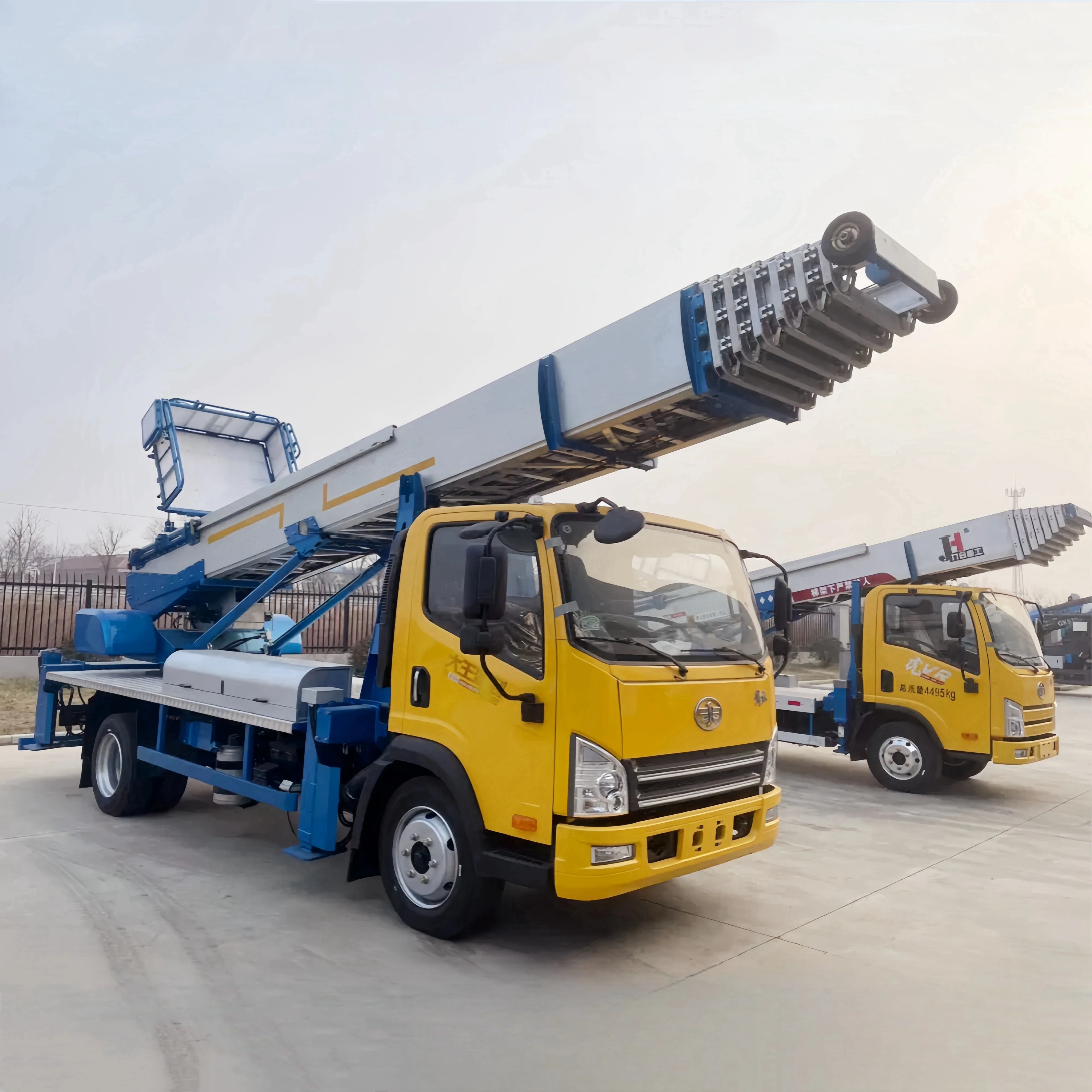 Construction Furniture Lift Telescopic Boom Hydraulic Manlift High Altitude Mobile Mounted Vehicle 32m Ladder Lift Truck