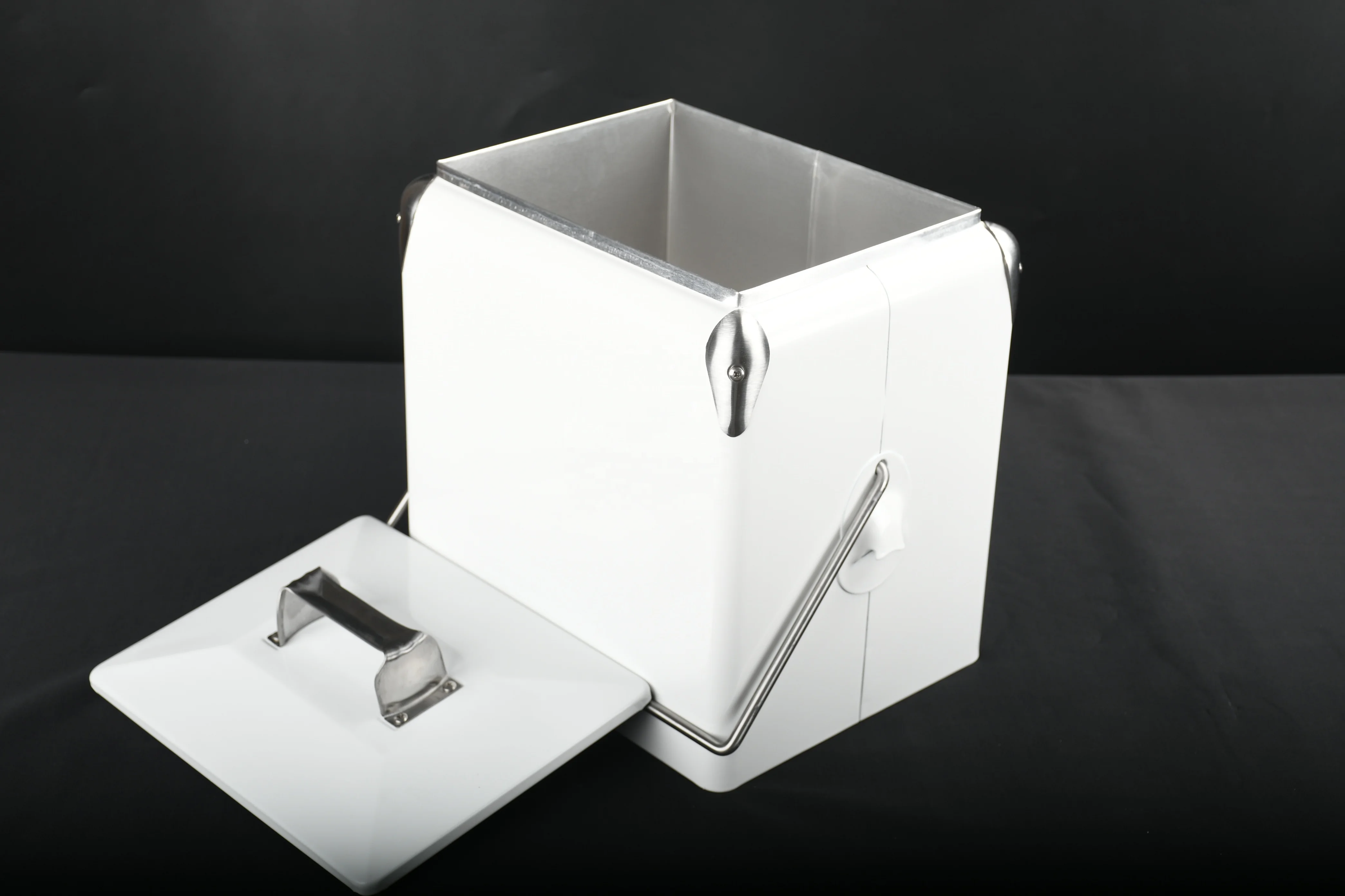 High Quality 13L Retro Metal Cooler Box With Handle OEM