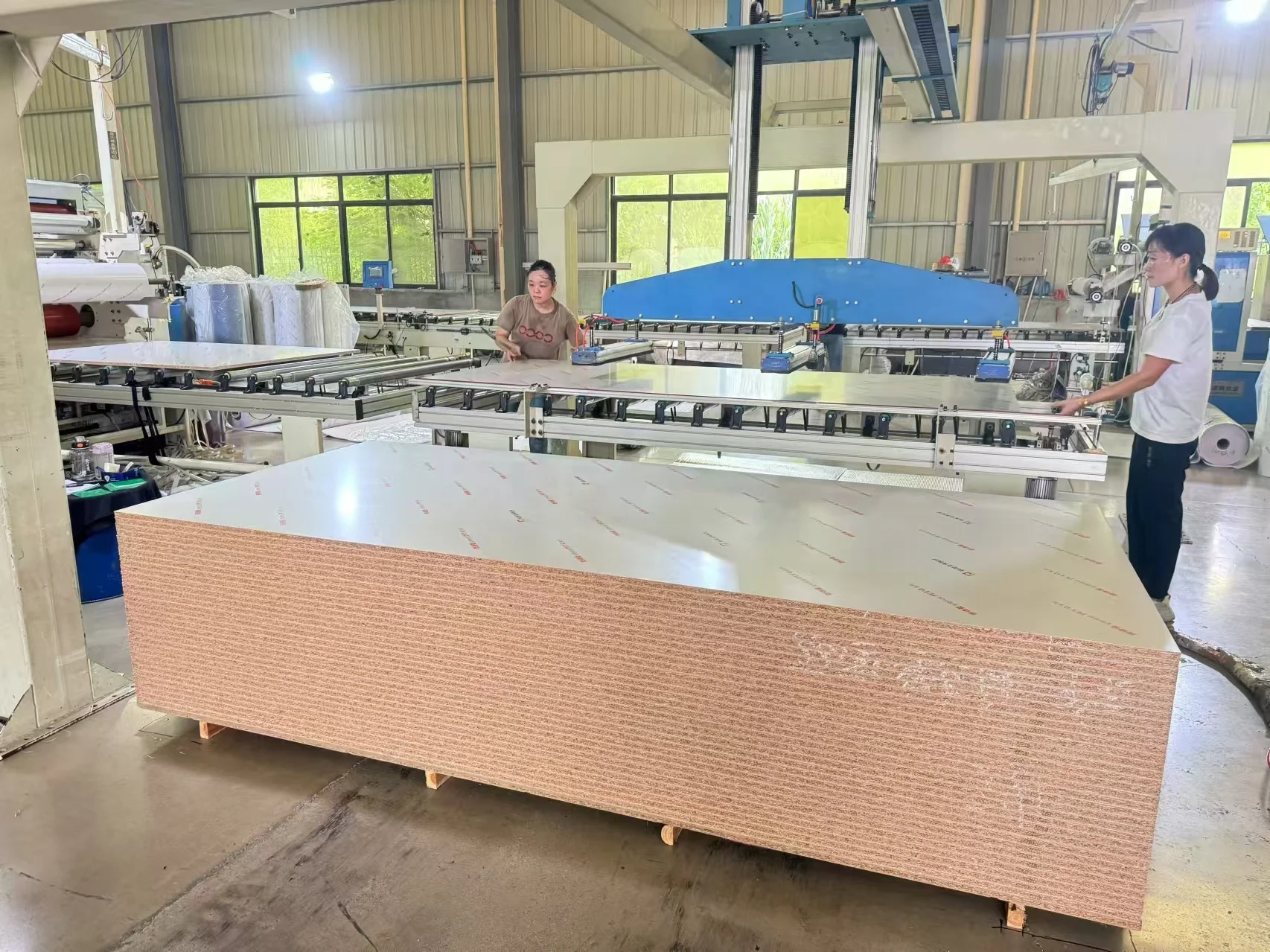 Multilayer board 18mm ecological board E0 paint-free environmentally friendly solid wood multilayer cabinet wood board
