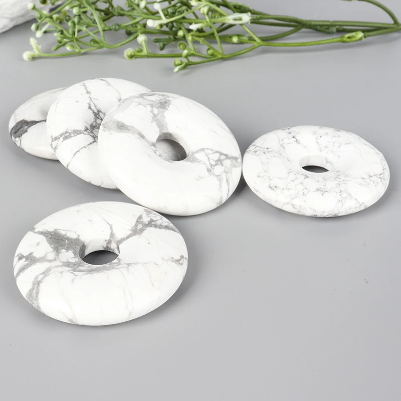 Natural Stone Chakra Donut Pendant Howlite Crystal Healing Jewelry for Reiki Charm Wedding Favors and Souvenirs