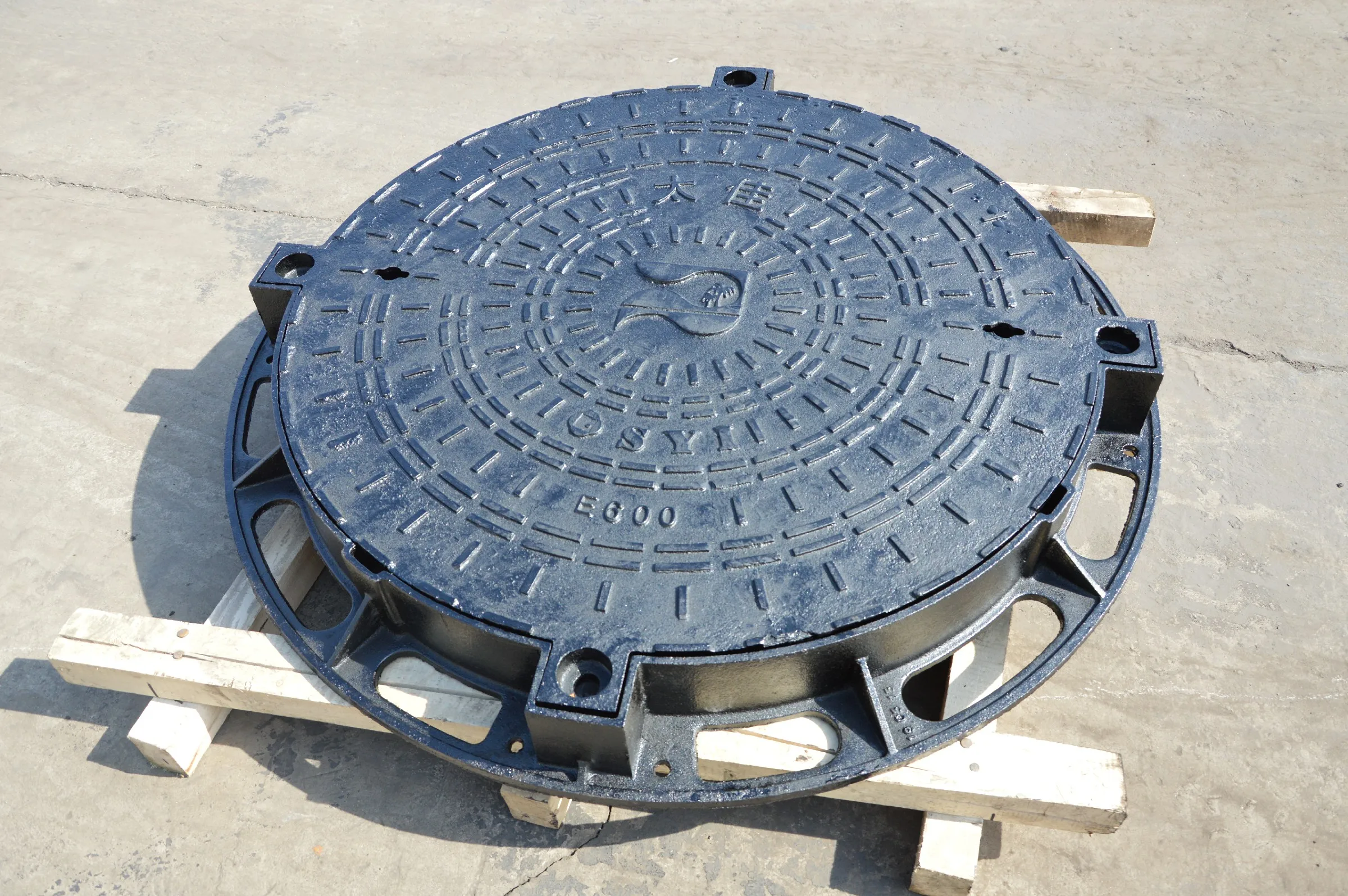 Customize Water Road Application Resin Sand Casting Well Manhole Cover Manufacturer