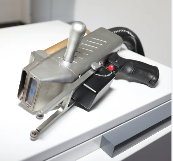 G.Weike LC-500 Portable Fiber Laser Cleaning Machine Rust Removal Cleaning Machine for Selective Paint Removal