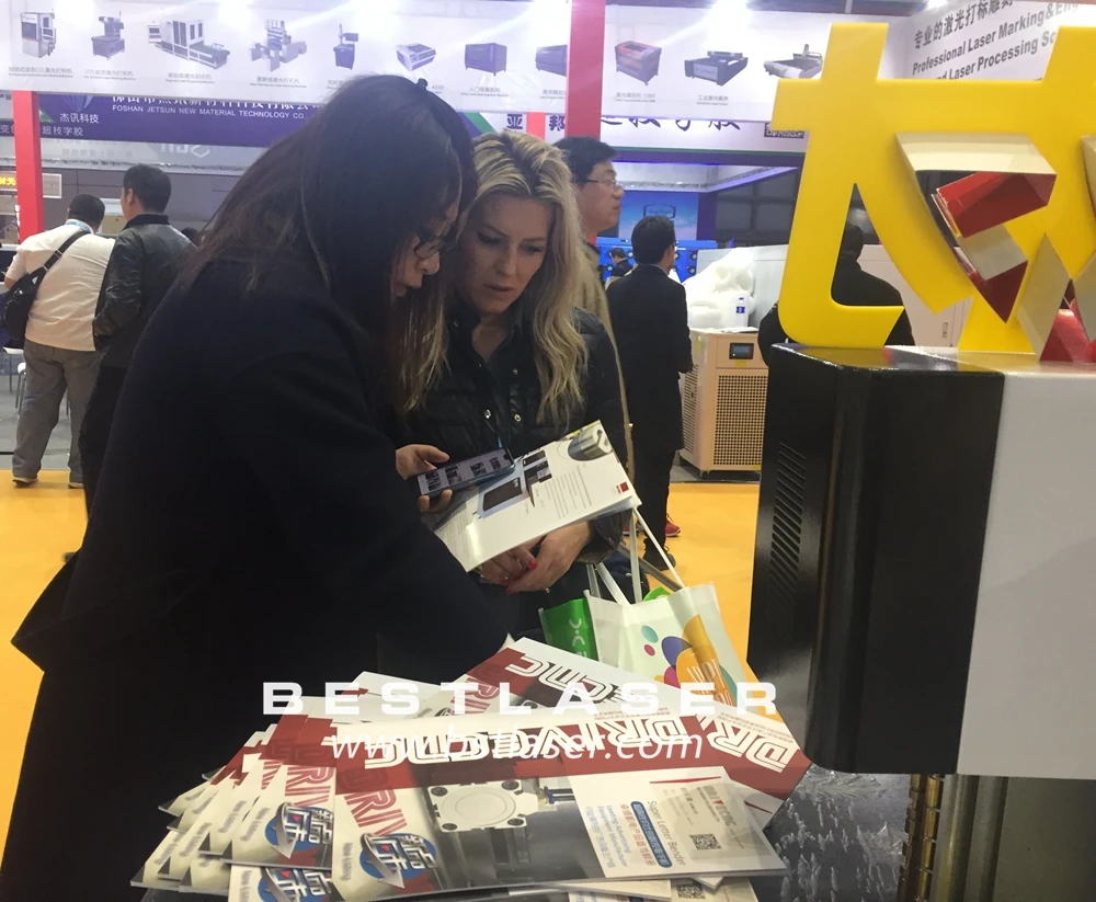 Автоматический гибочный станок для алюминиевых профилей с надписью и логотипом