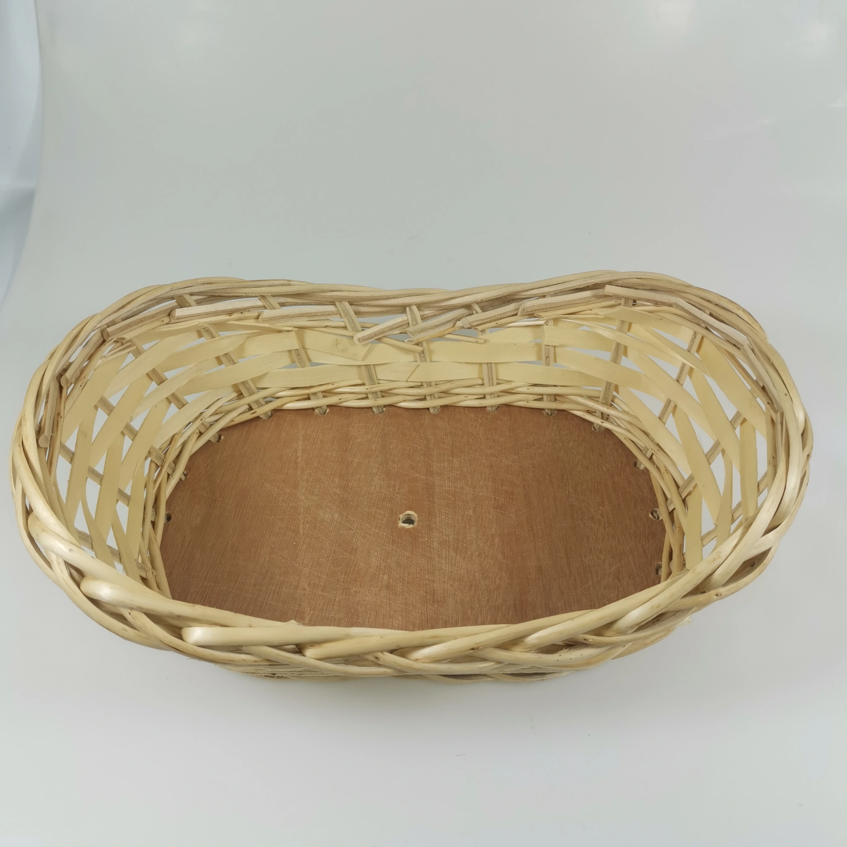 China Manufacturer Boat  Shape Willow Material Wicker Fruit Basket with Wood Base