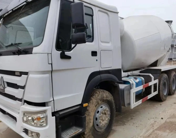 low price Sinotruk HOWO 6X4 12 Cubic Meters Concrete Mixer Truck for sale