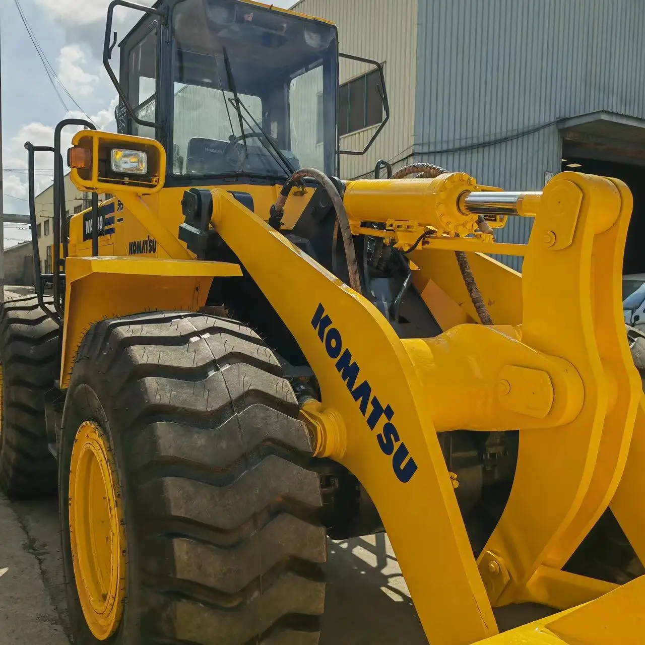 Подержанный Колесный погрузчик Komatsu Wa380 wa380 Wa380-3 б/у Землеройная техника завод в Шанхае